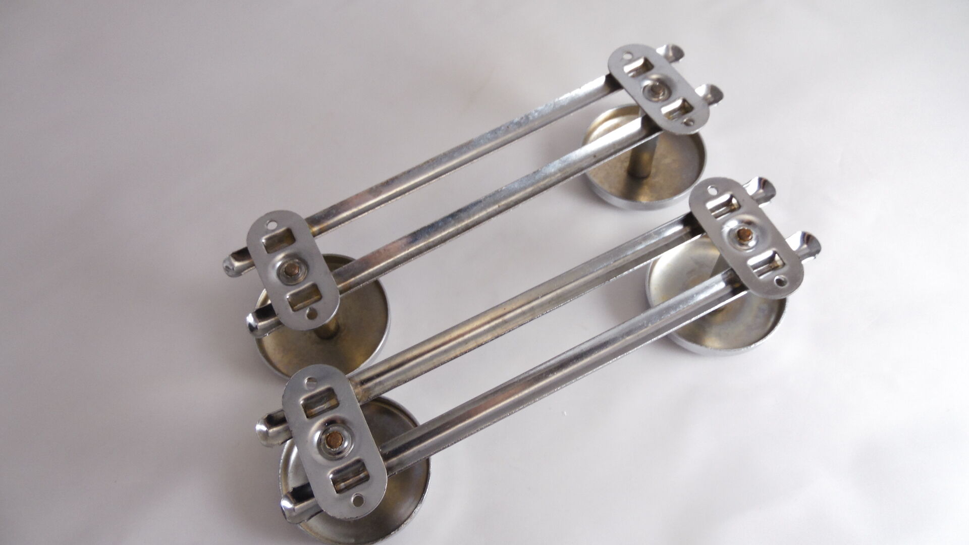 Paire de patères en métal chrome vintage