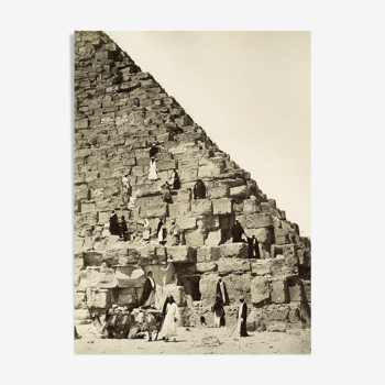 Photographie ancienne d'une scène composée sur les degrés de la pyramide de Gizeh