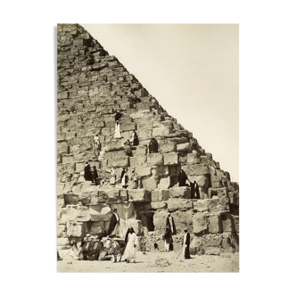 Photographie ancienne d'une scène composée sur les degrés de la pyramide de Gizeh