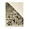 Photographie ancienne d'une scène composée sur les degrés de la pyramide de Gizeh