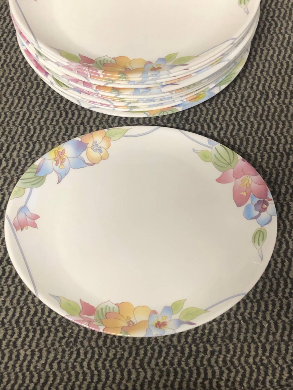 15 multi-colored flower plates