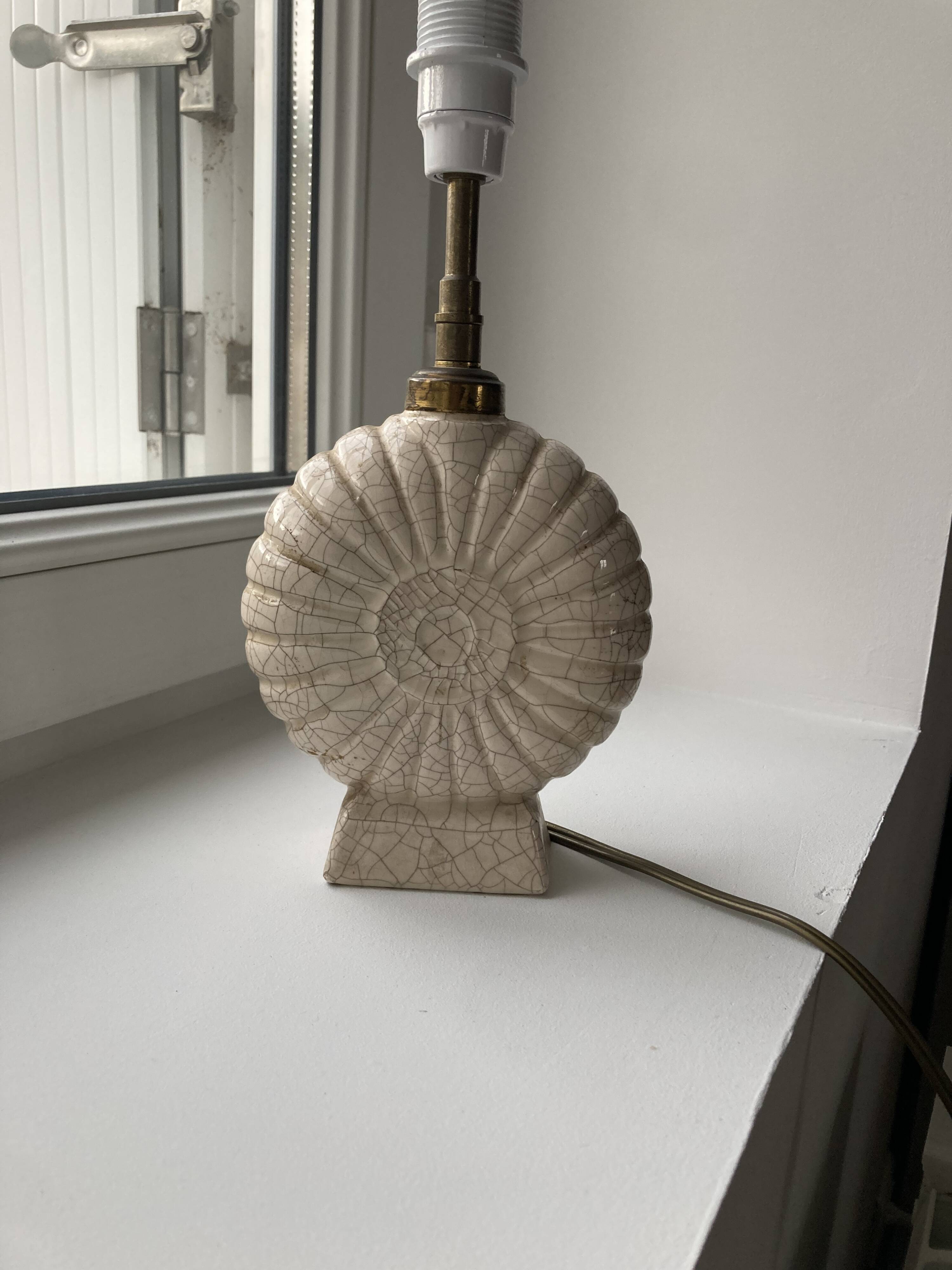 Cracked ceramic shell lamp base