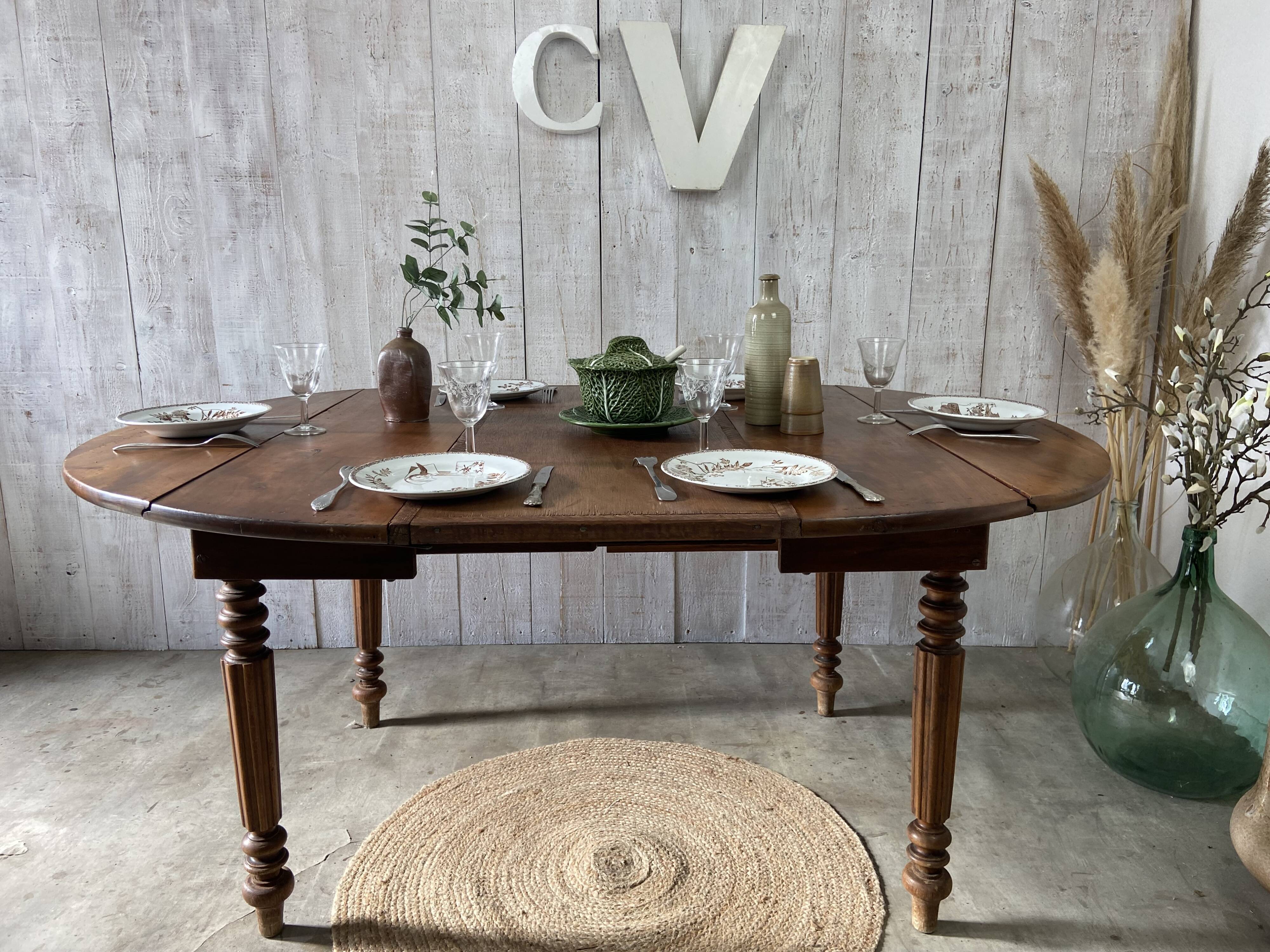 Extendable country table