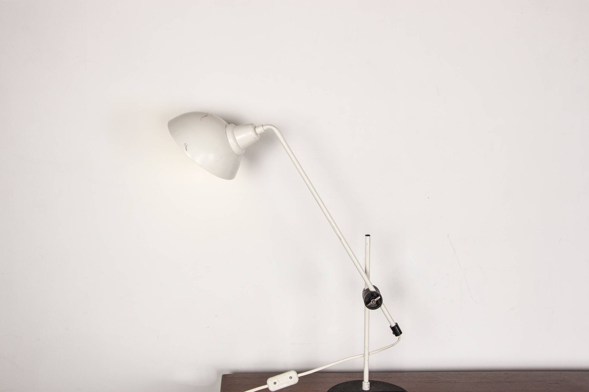 Lampe de bureau inclinable en métal blanc 1960.