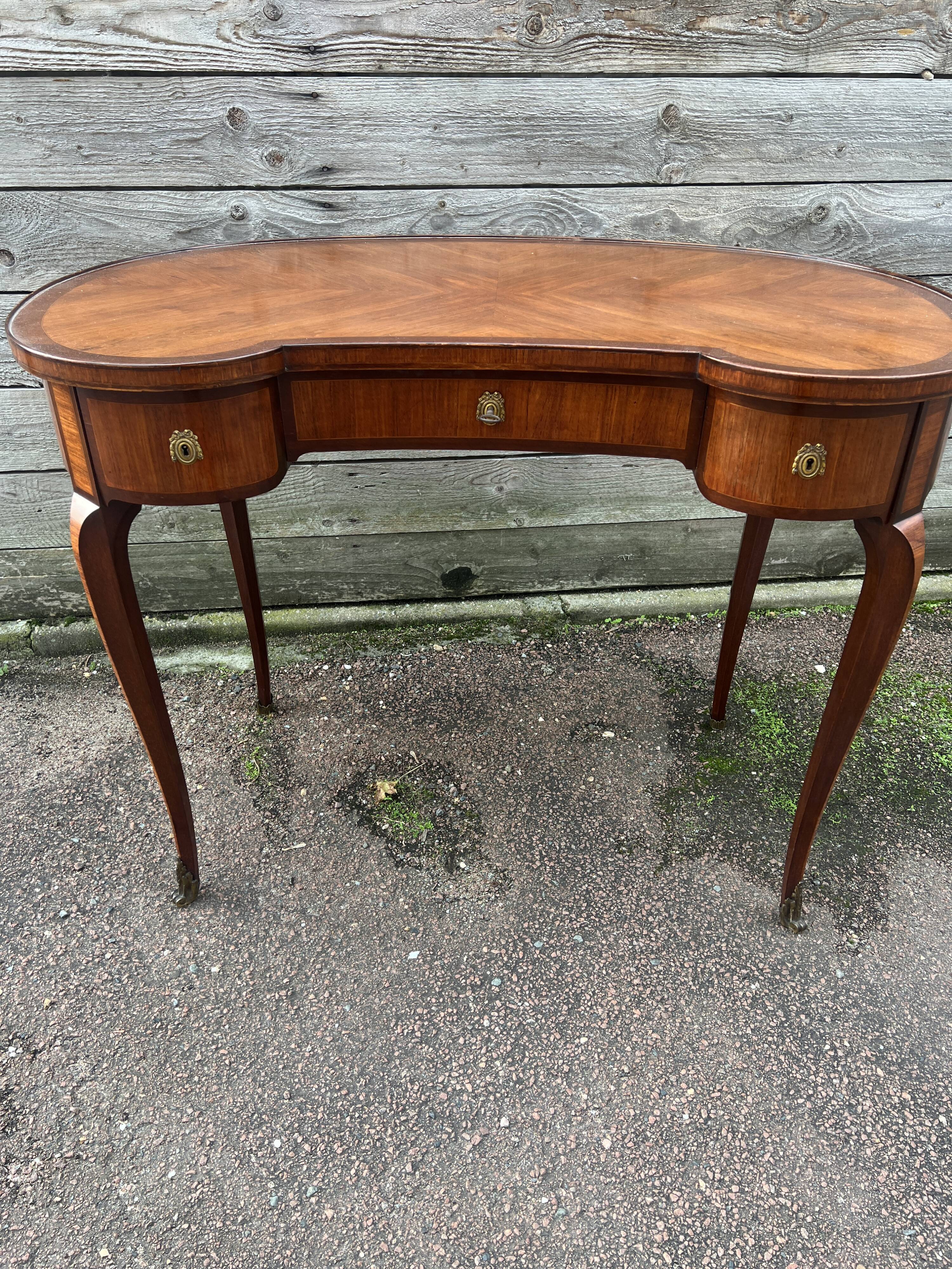 Kidney-shaped desk, marquetry, Transition style