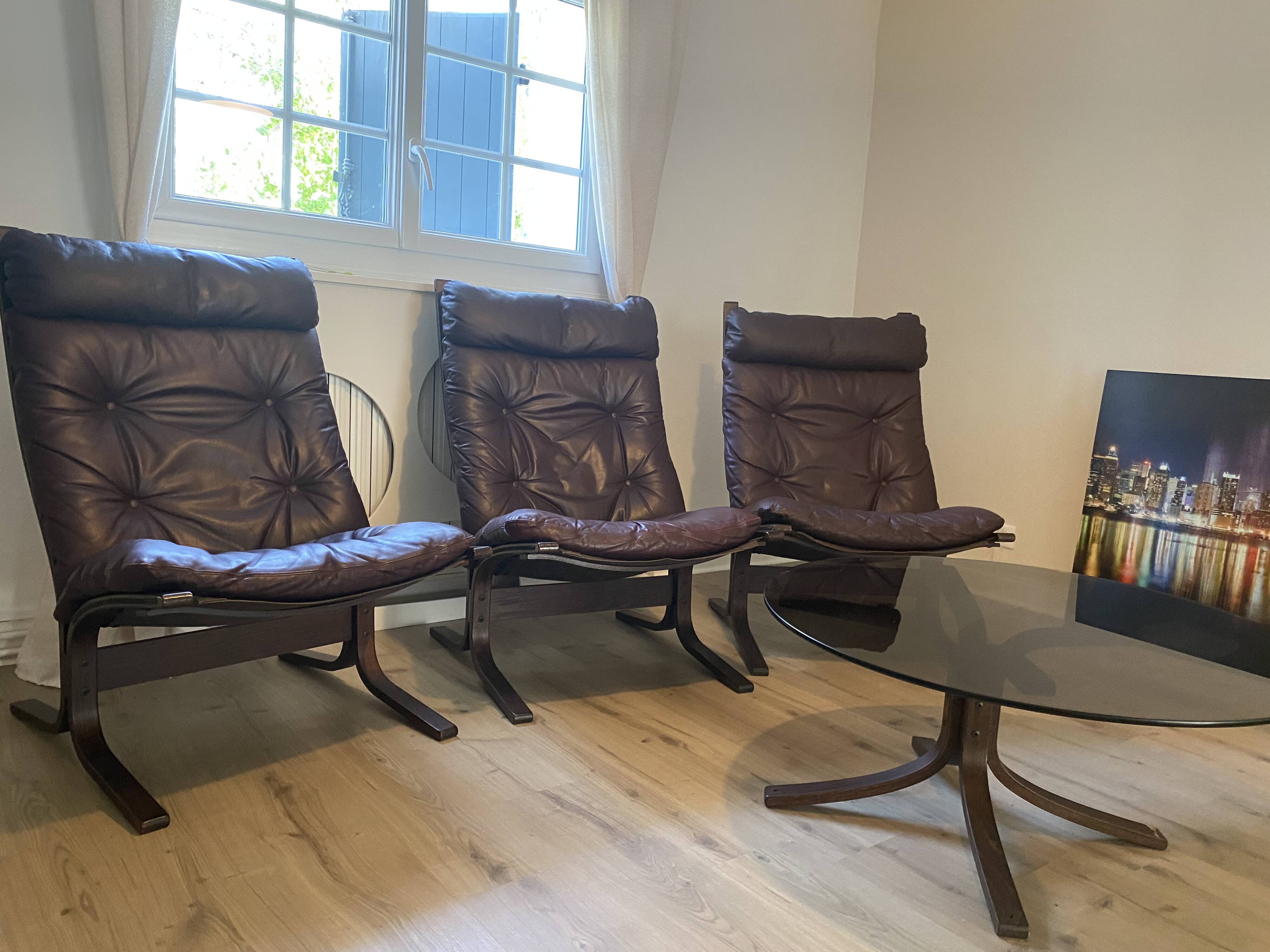 Fauteuils du designer norvégien Ingmar Relling. Petite table basse assortie