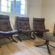Fauteuils du designer norvégien Ingmar Relling. Petite table basse assortie