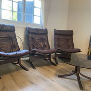 Armchairs by the Norwegian designer Ingmar Relling. Matching coffee table.