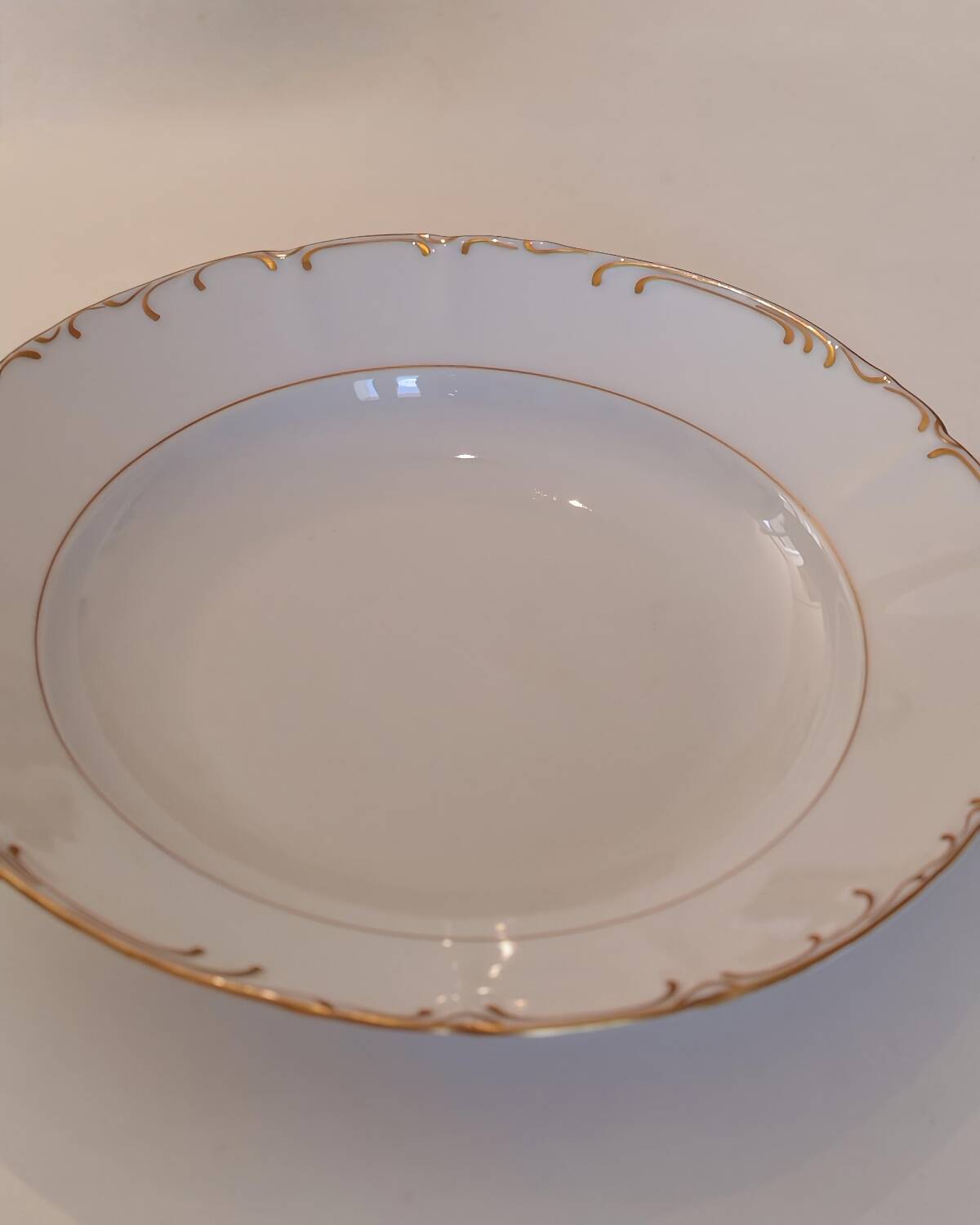 Flat dish and deep dish in porcelain