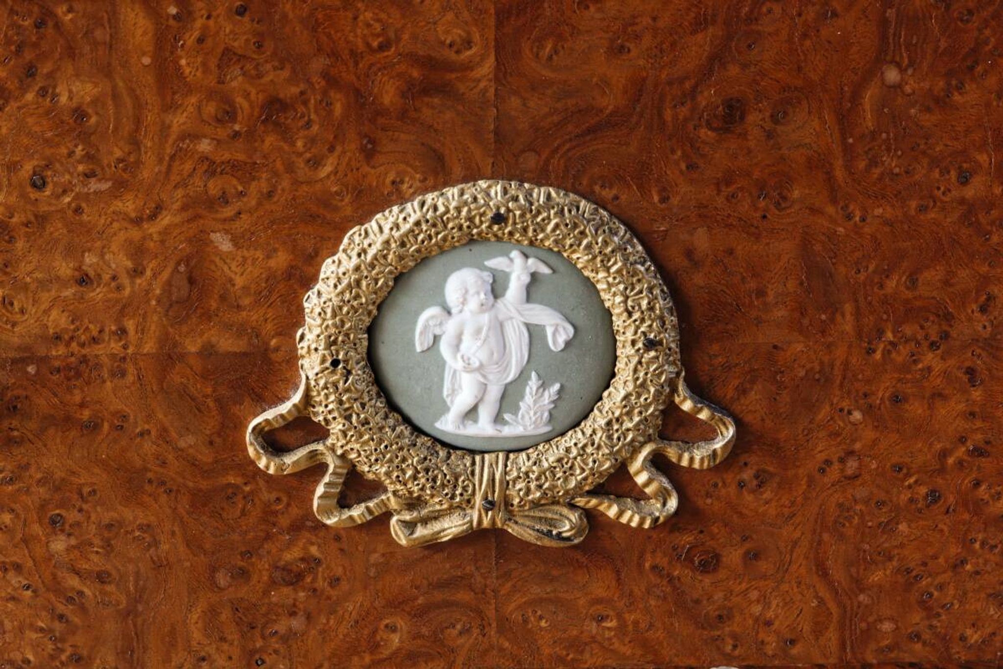 Table de chevet néoclassique, dans le goût anglais Regency Wedgewood