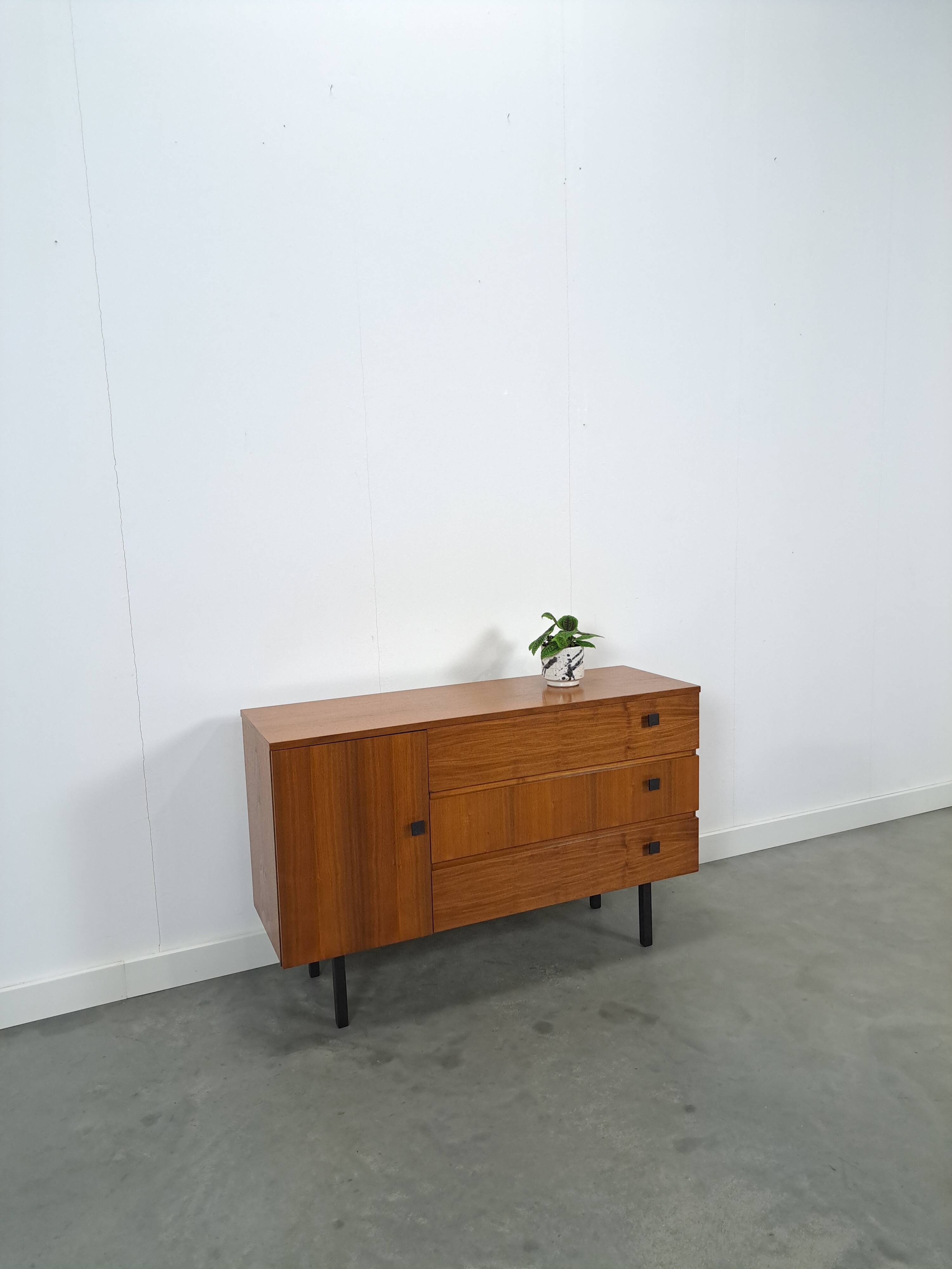 Armoire avec espace de rangement et poignées noires, buffet vintage