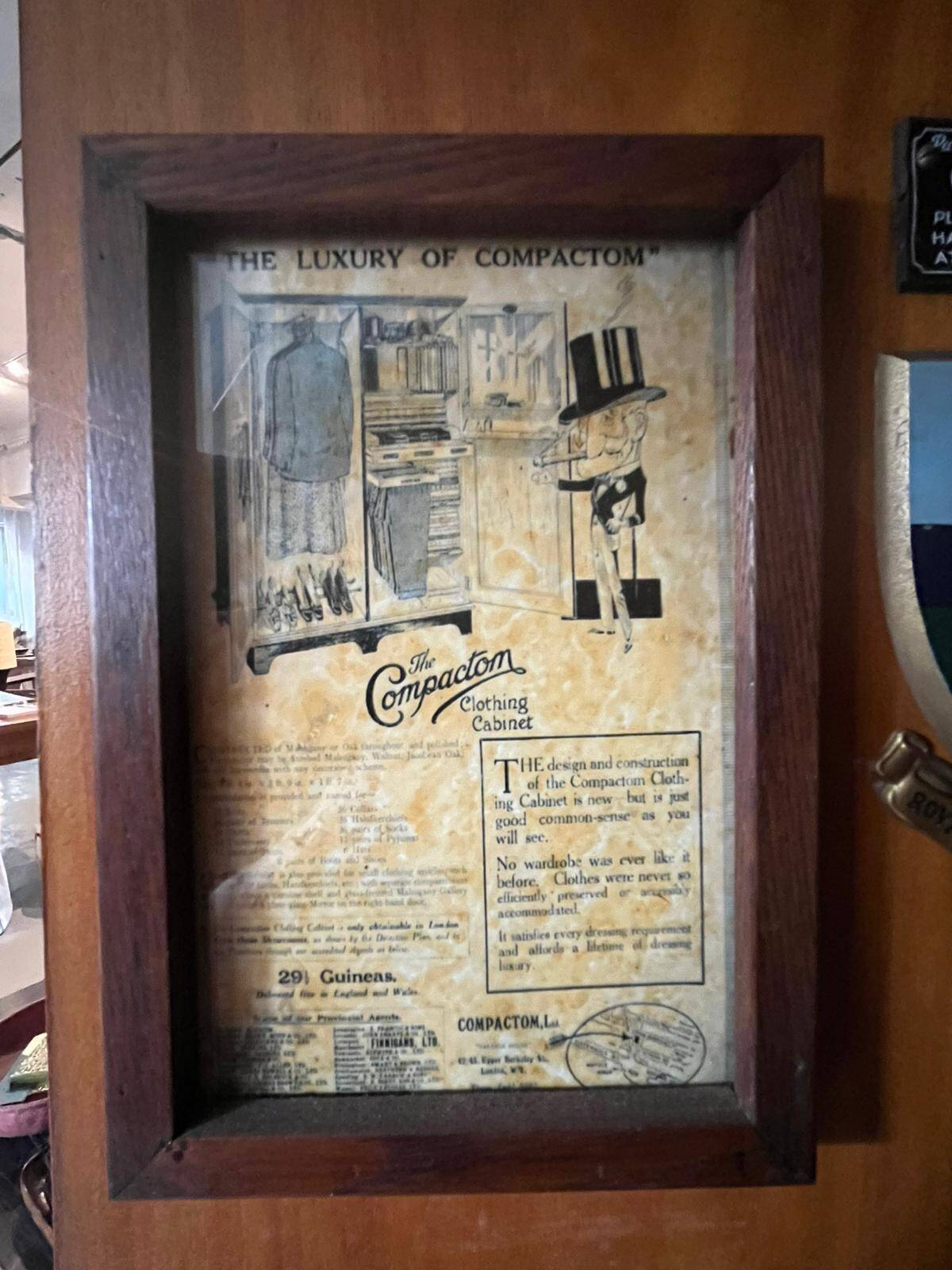 Armoire cabine anglaise en acajou de marque Compactom pour homme