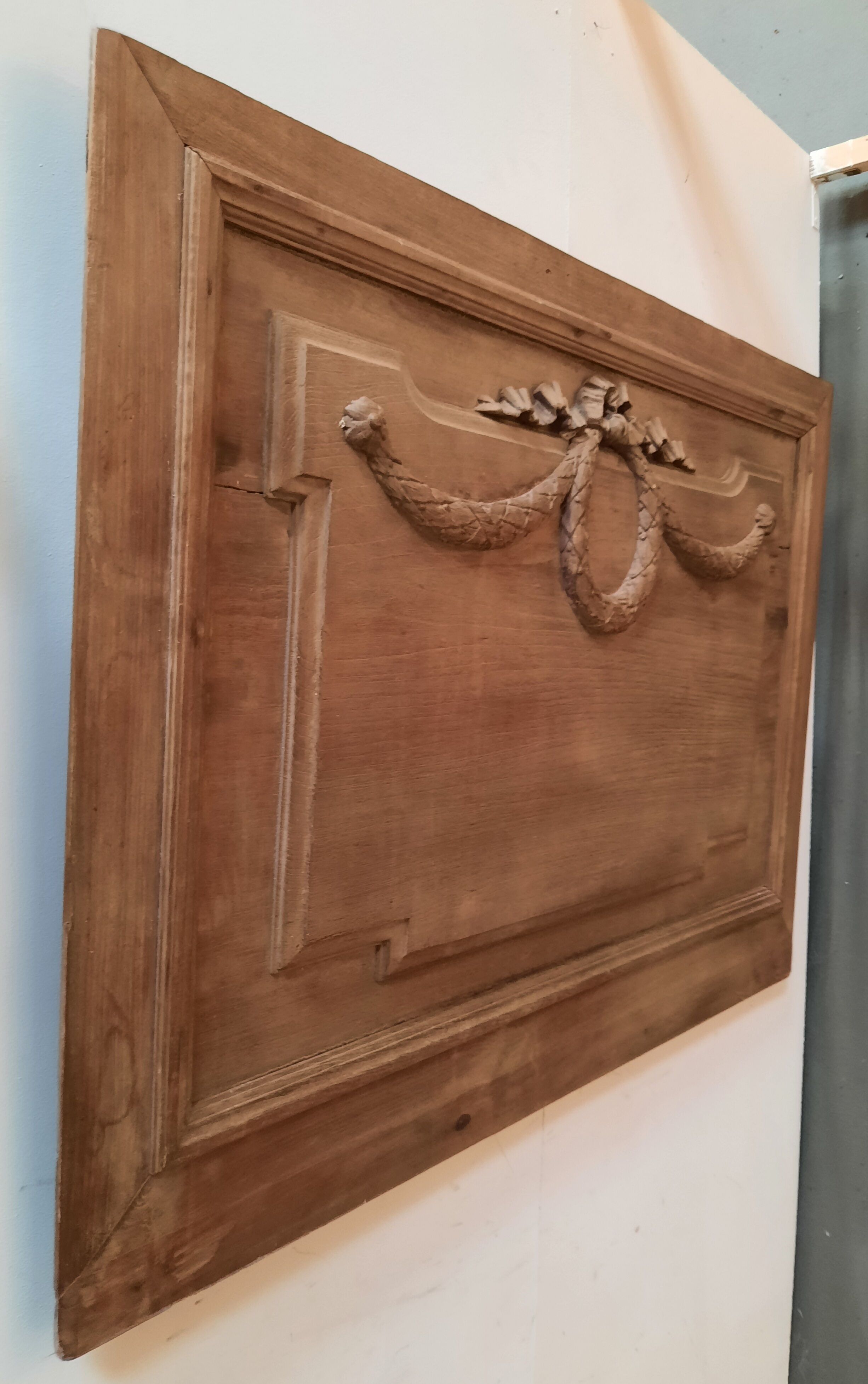 Carved woodwork element