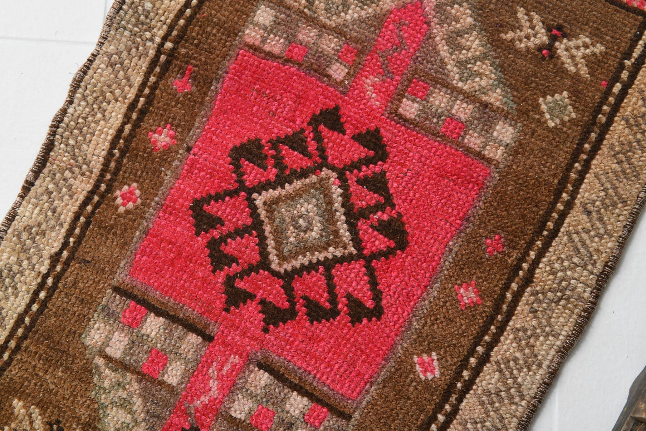 2x2 Brown Pink Classic Vintage Rug, 48x75Cm