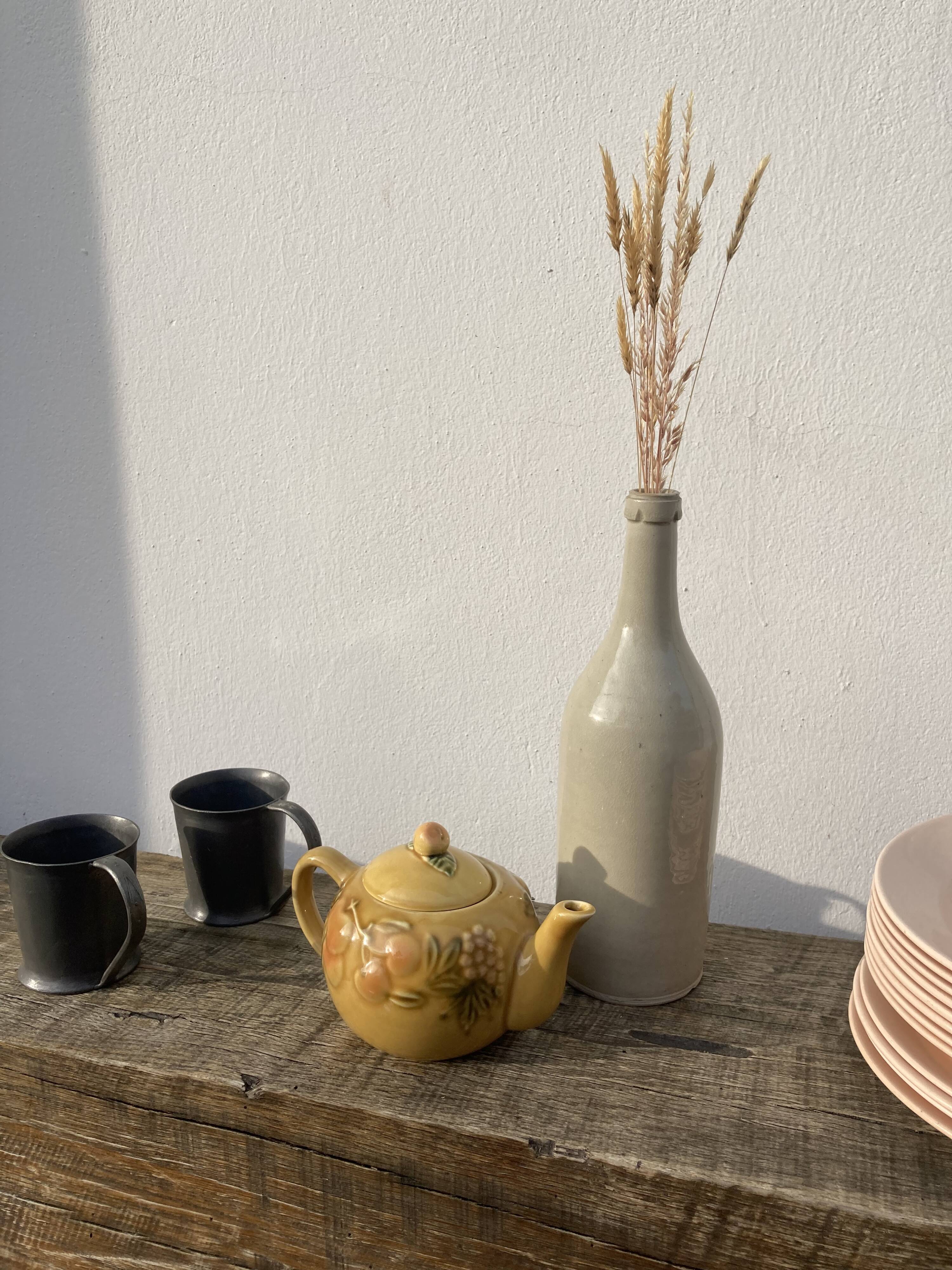 Teapot in vintage beige fruit slip