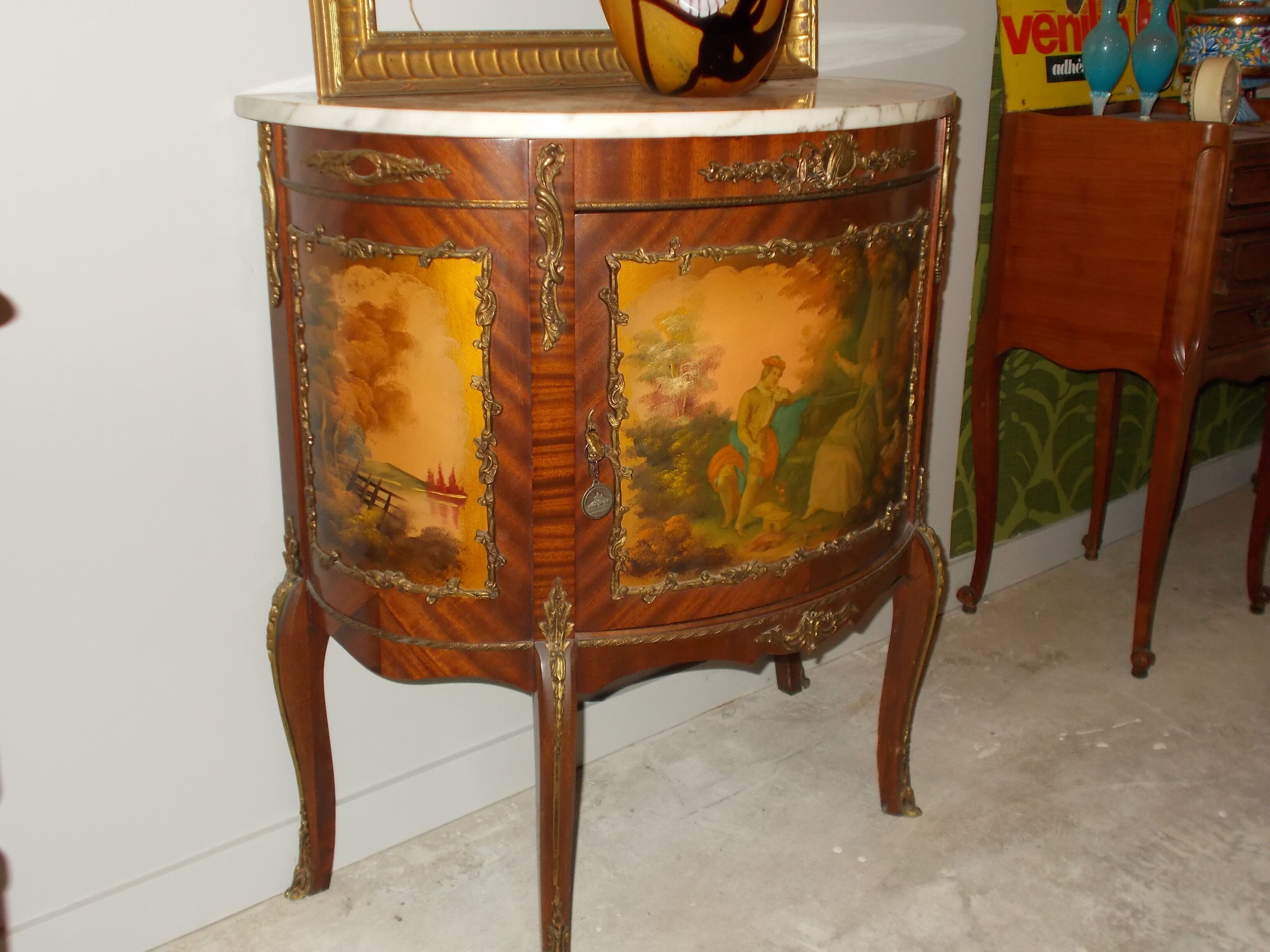 Meuble demi-lune façon vernis martin
