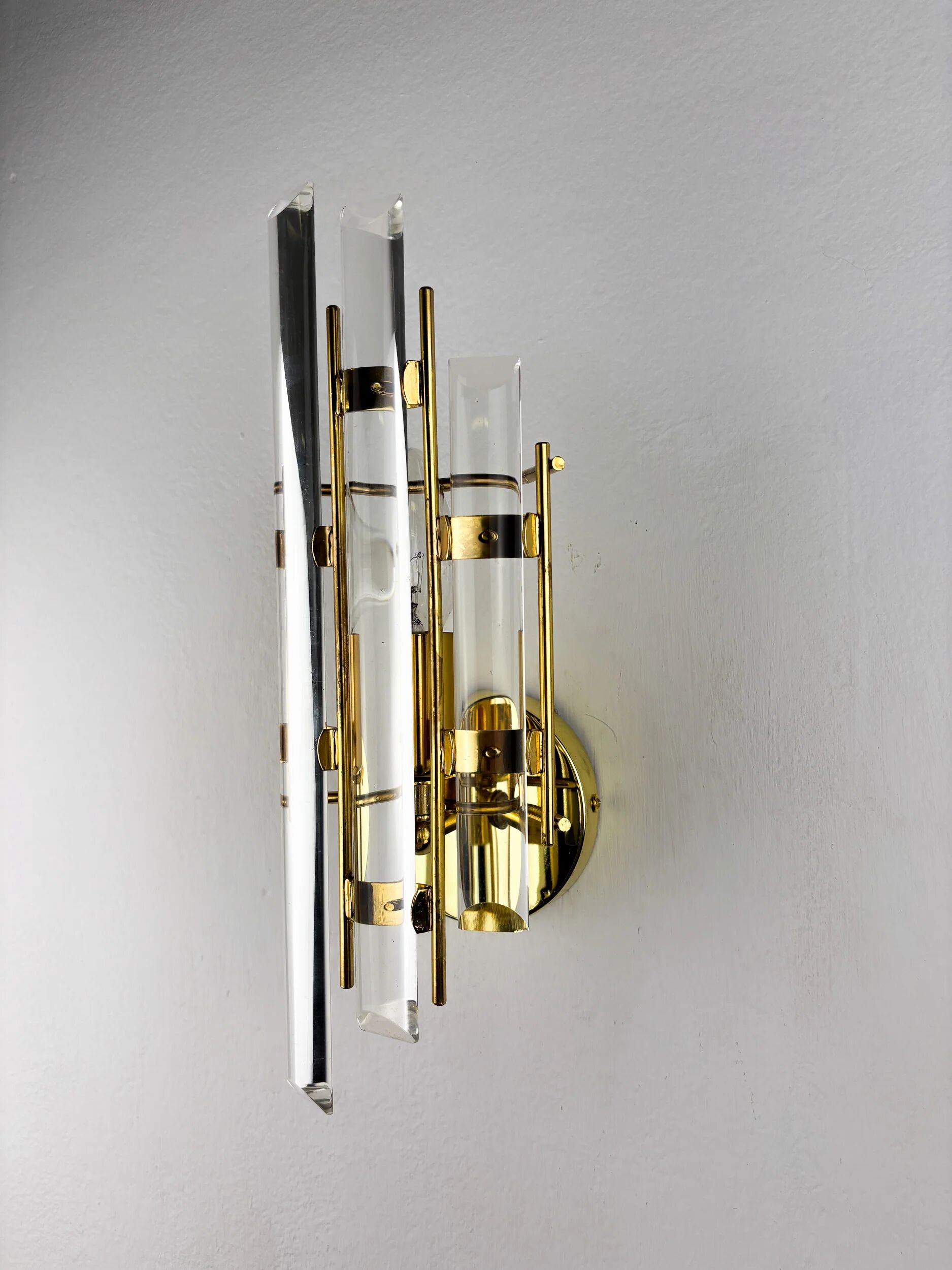 Venini Triedi cut glass wall sconce, circa 1970s, Italy