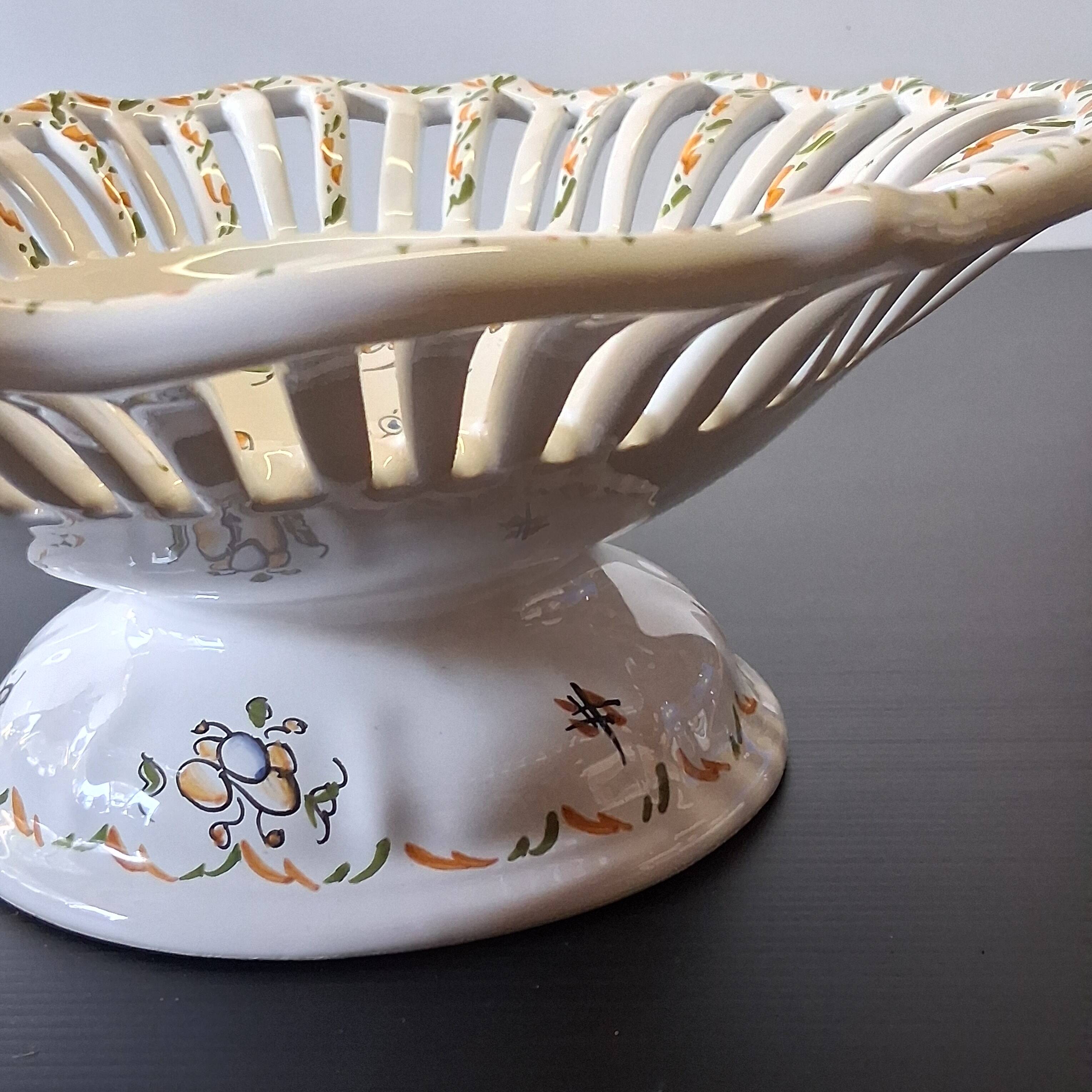 Very nice fruit bowl "Vieux Moustiers" in very good condition.