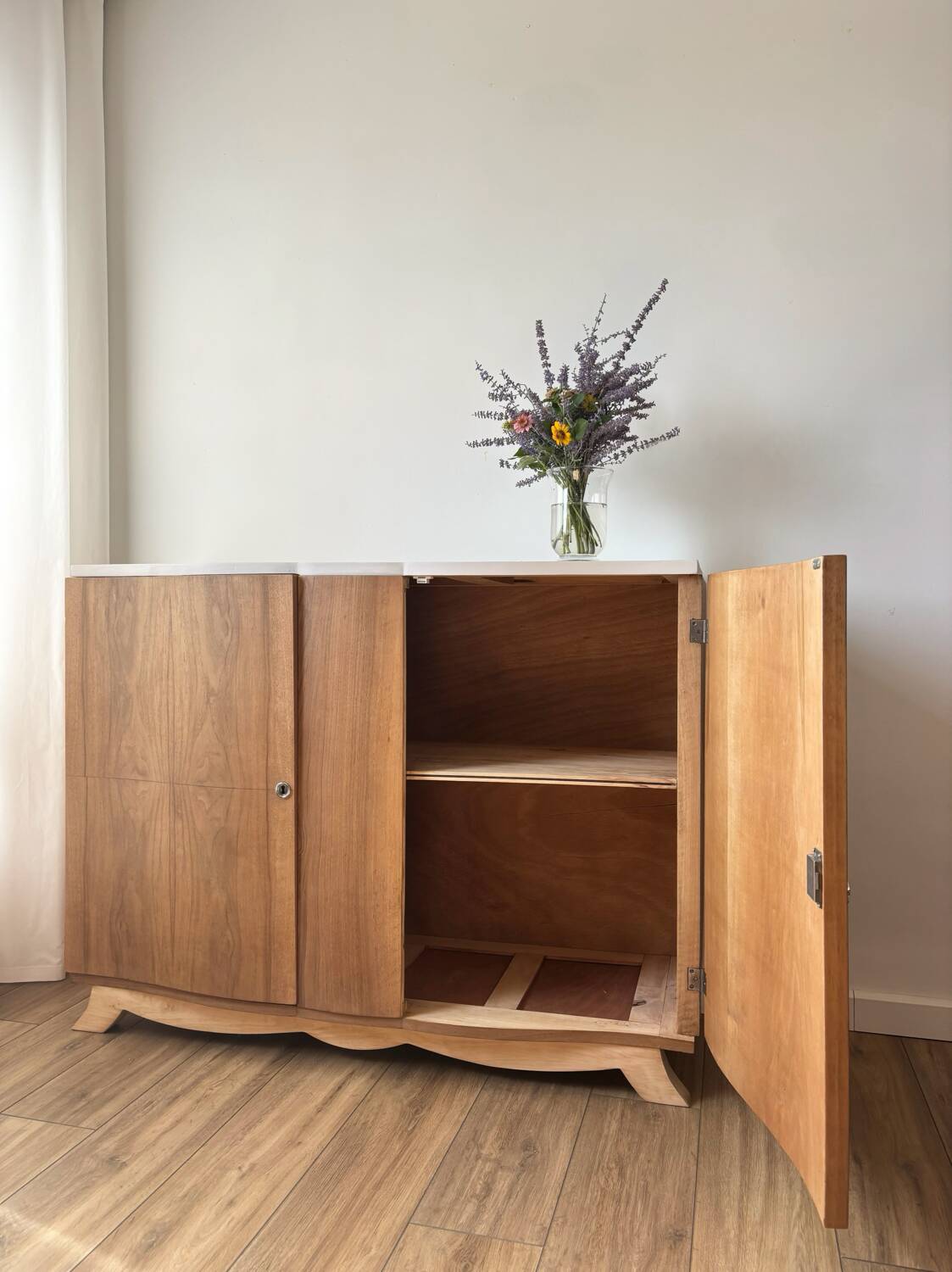 Grand buffet vintage pied moustache renové