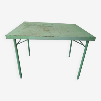 Table de jardin verte en metal patiné