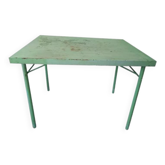 Table de jardin verte en metal patiné