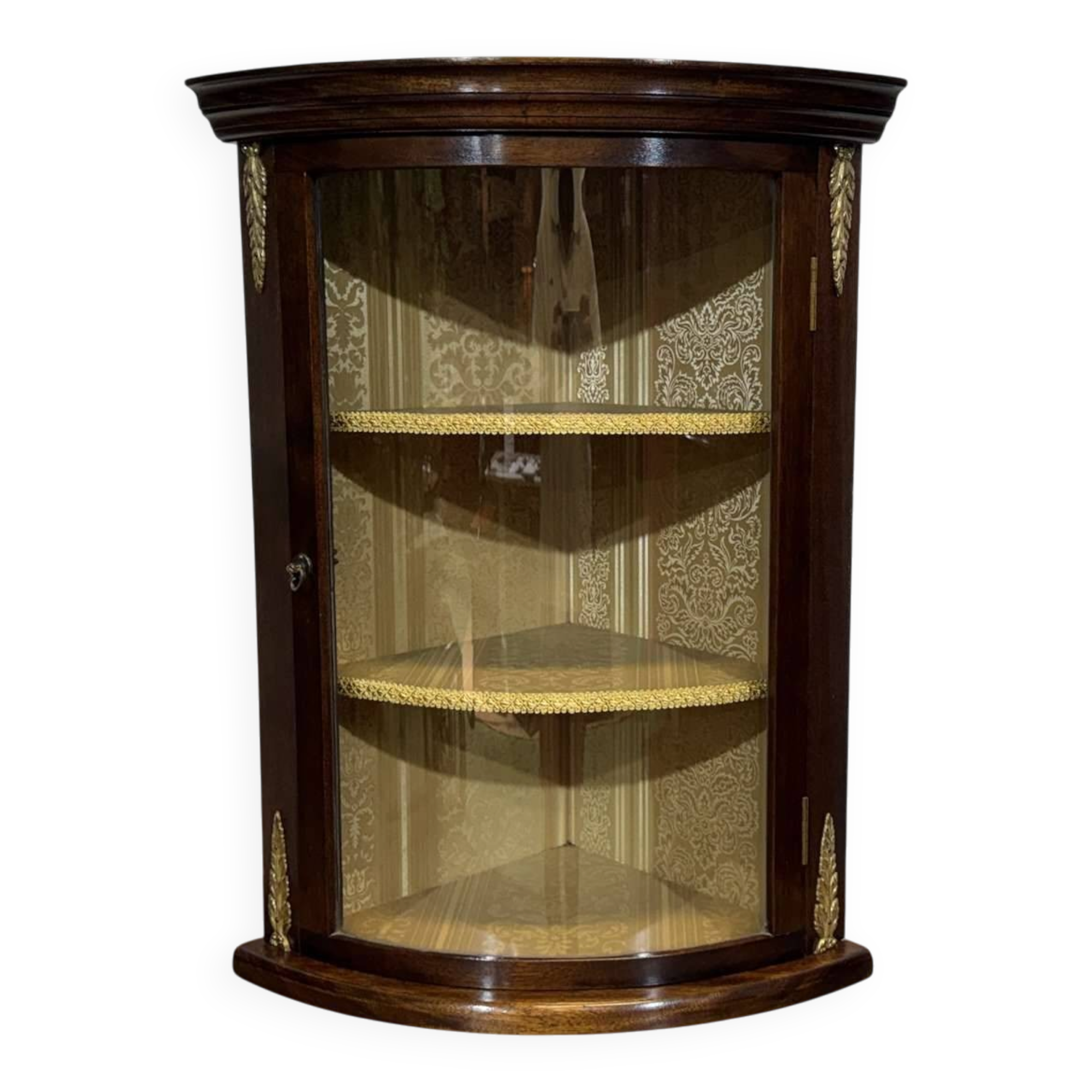 Vitrine d'angle murale anglaise en acajou des années 1950