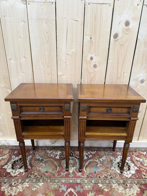 Paire de tables de chevets de style Louis XVI en merisier