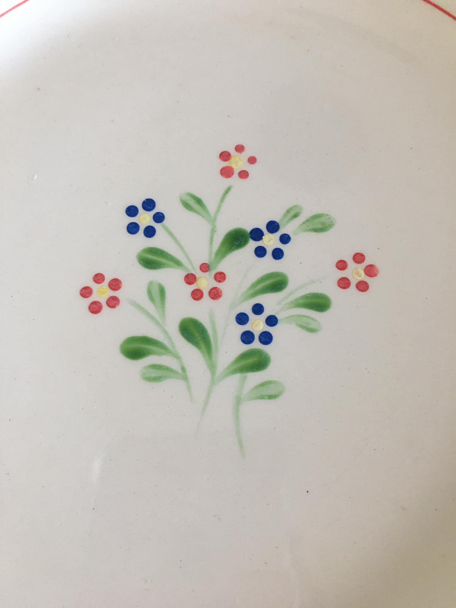 3 assiettes à dessert en porcelaine estampillées VF, modèle "Fleurs de Mai". Motifs peints à la main