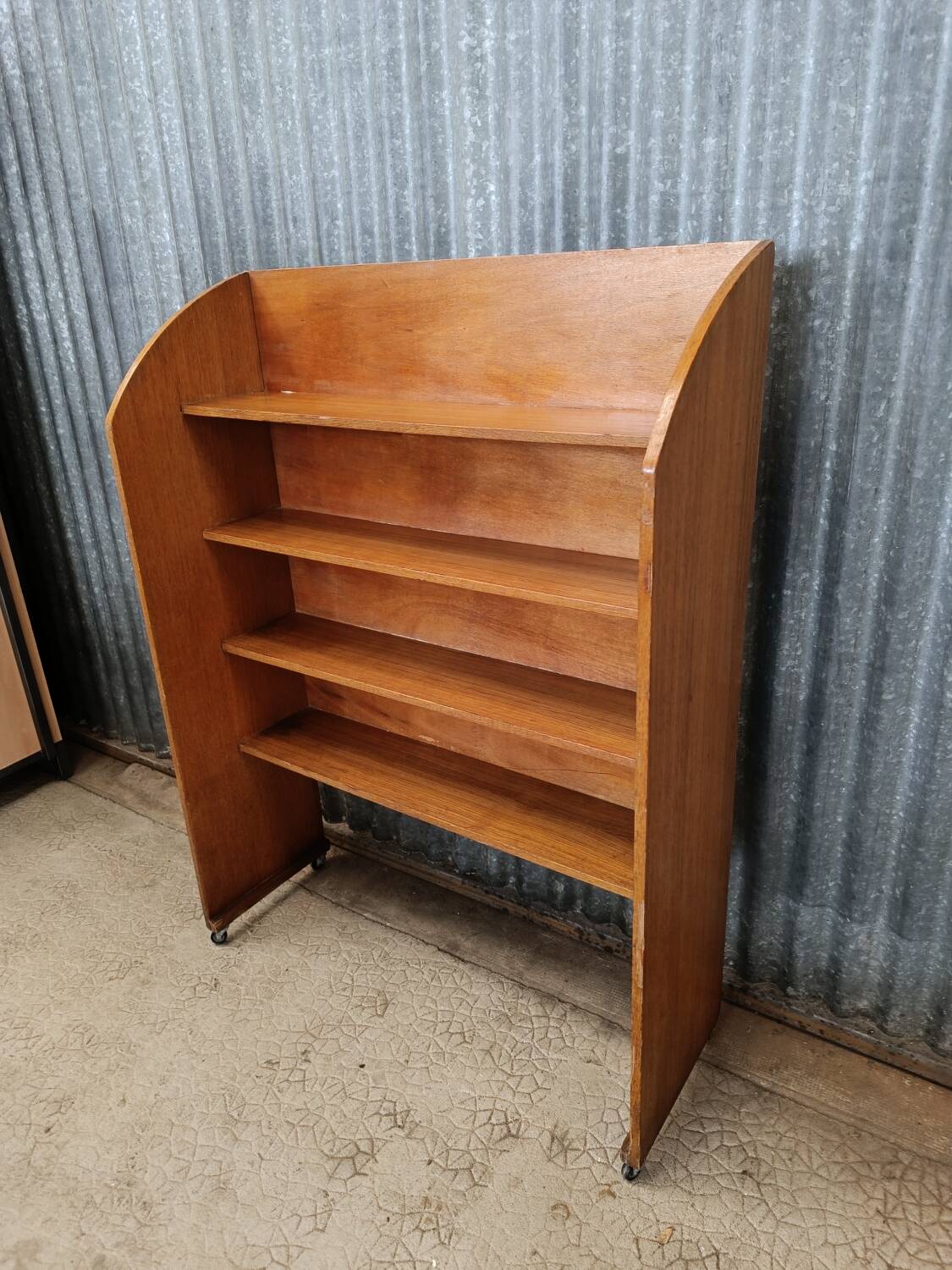 Bibliothèque en bois vintage sur roulettes