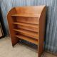 Bibliothèque en bois vintage sur roulettes