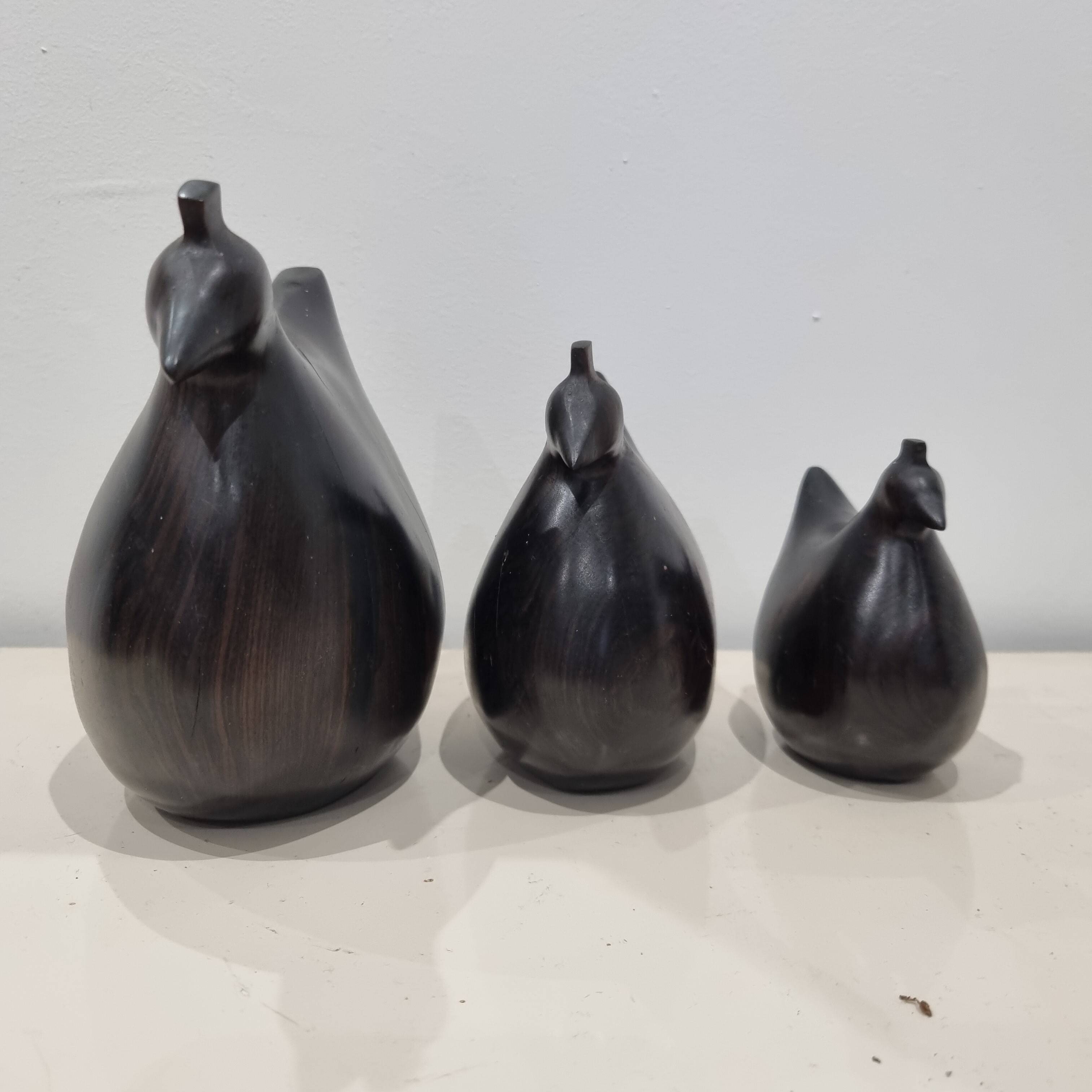 Trio de sculptures poules en ébène