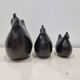 Trio de sculptures poules en ébène