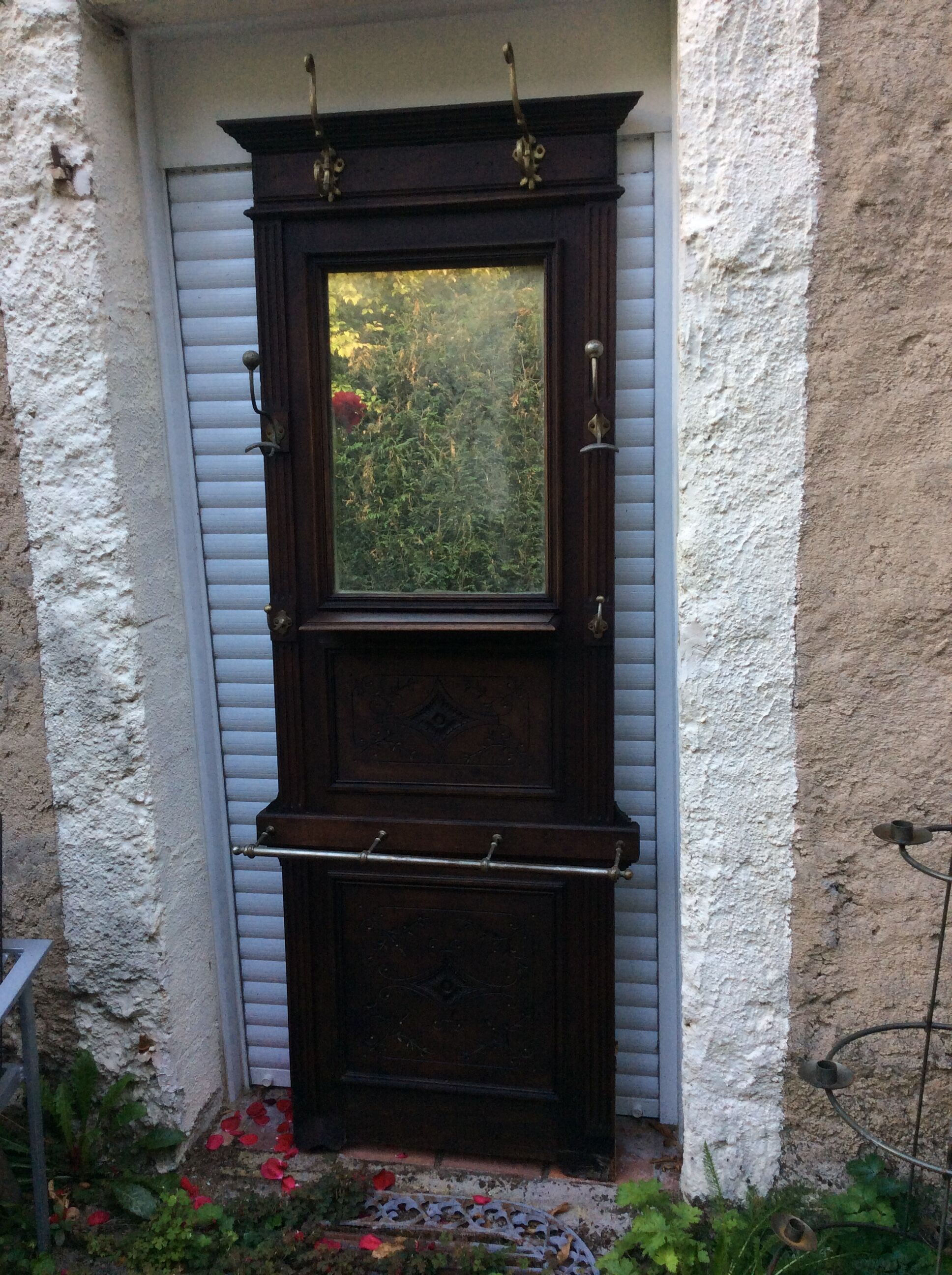 Door coat hat and door parapluise with ice