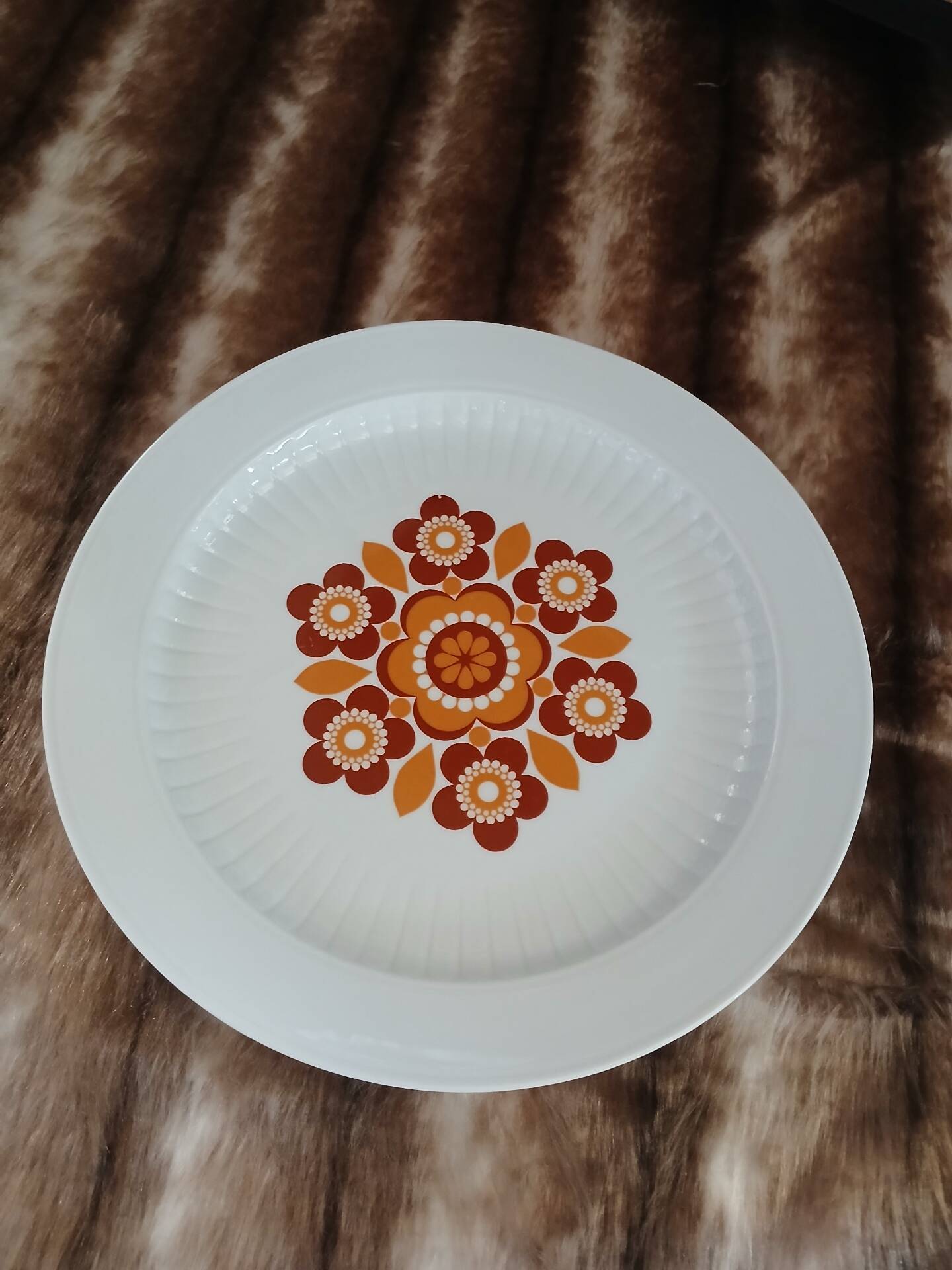 Plat ancien aux motifs années 70