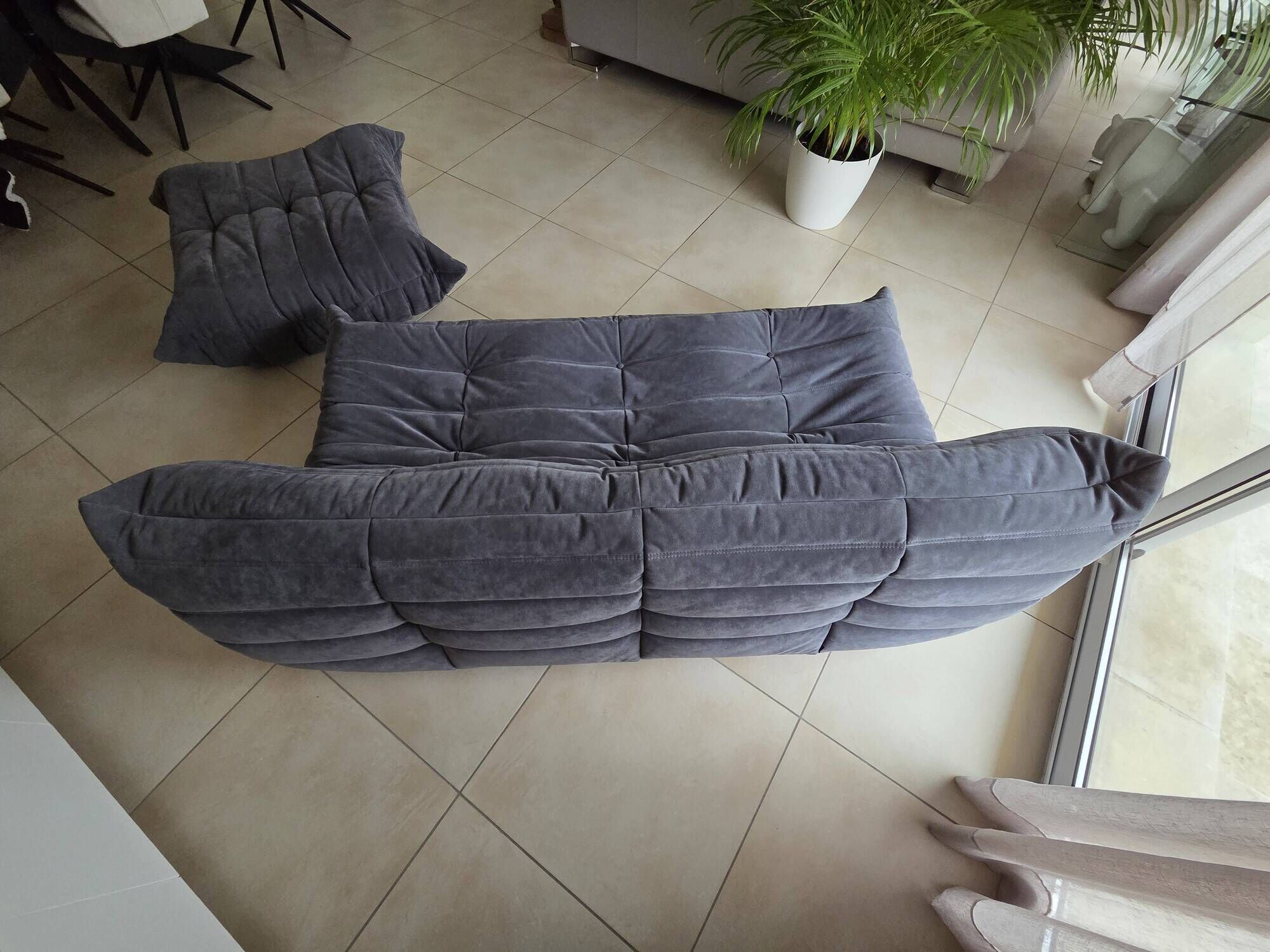 Togo canapé 3 places ligne roset avec un pouf