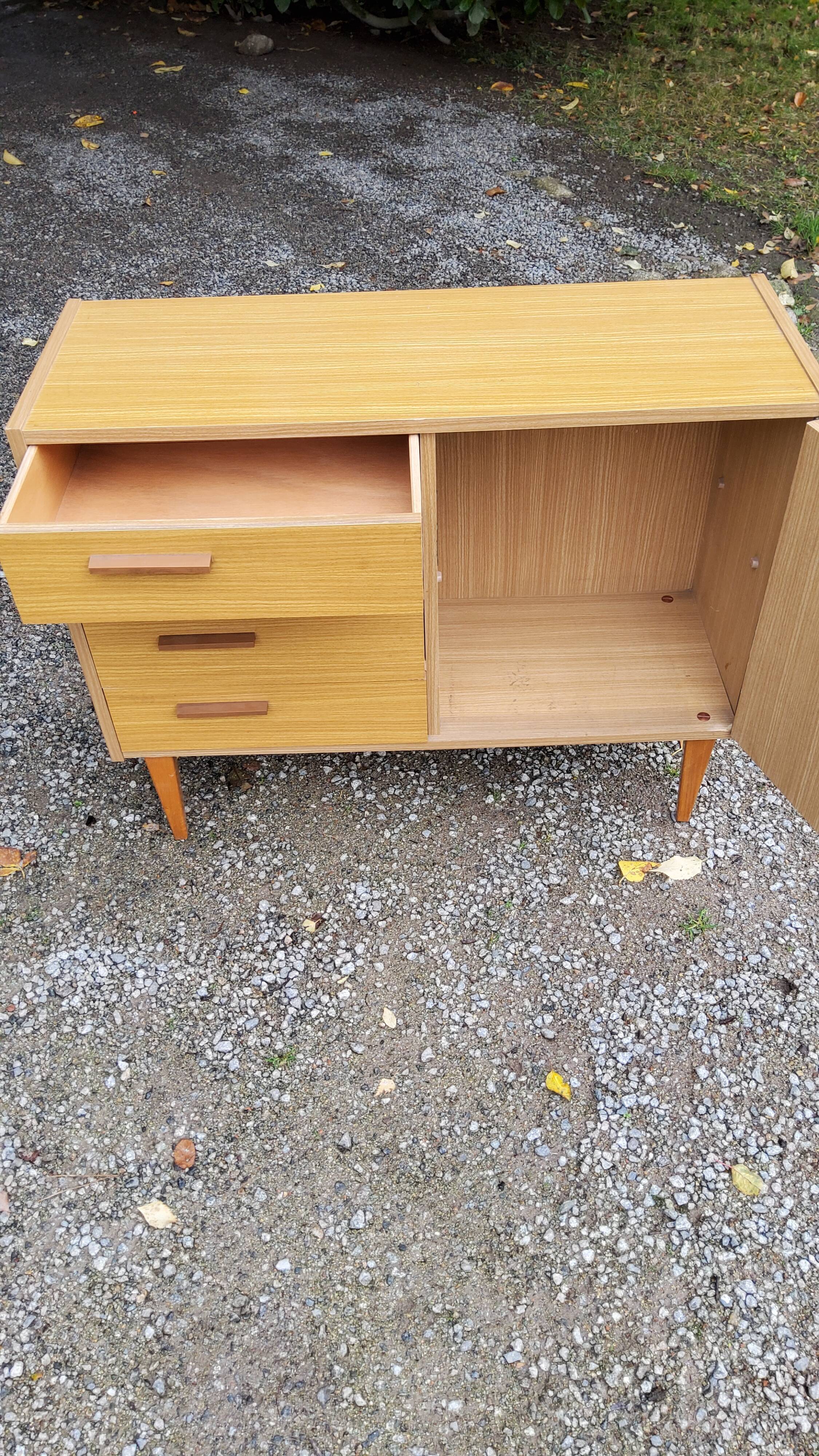 Chest of drawers of the 60s/70 feet spindles
