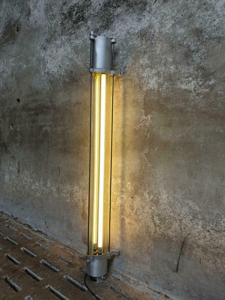 Old tube lamp fluorescent DDR