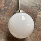Suspension globe en opaline