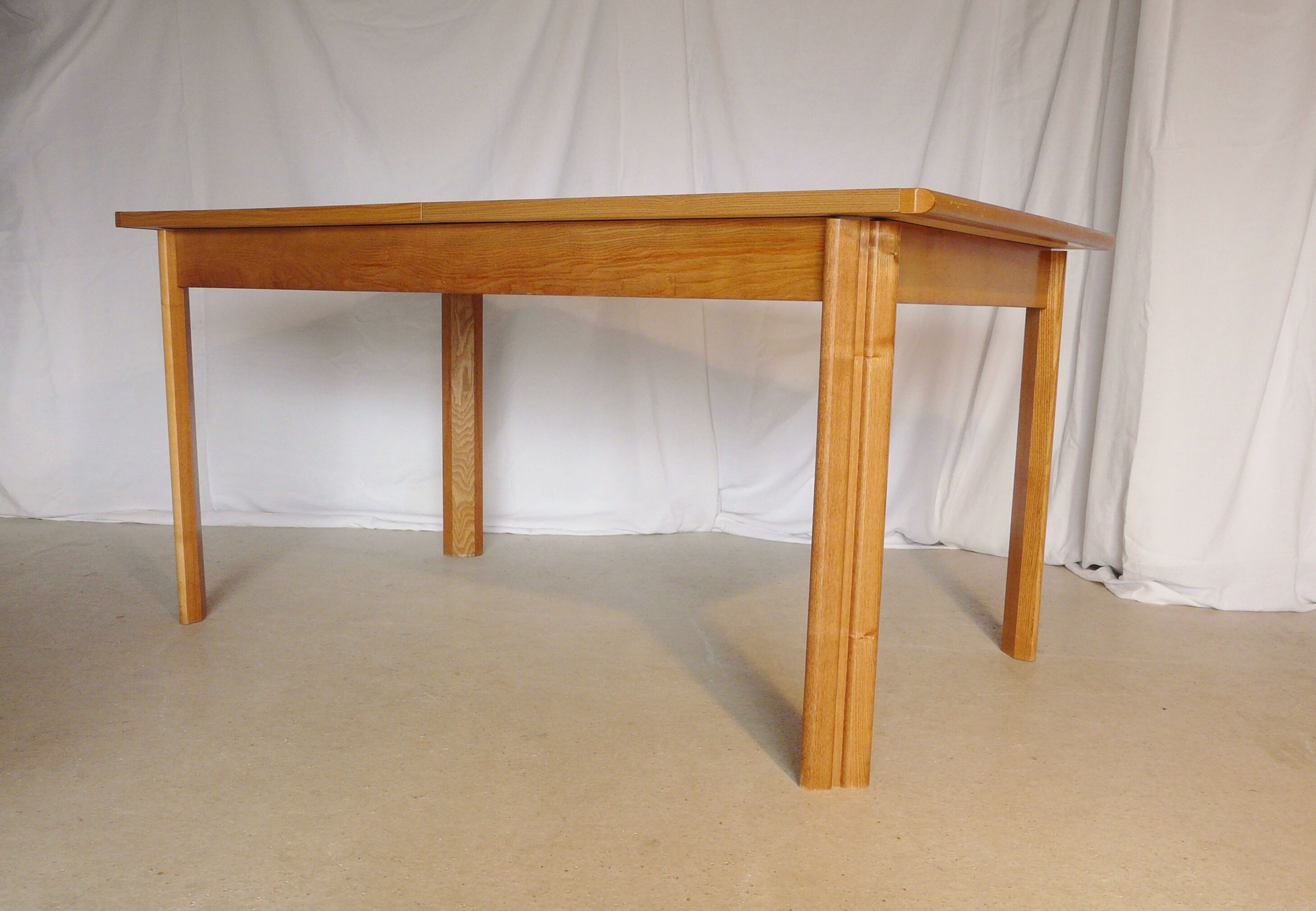 Extendable rectangular table in blond wood