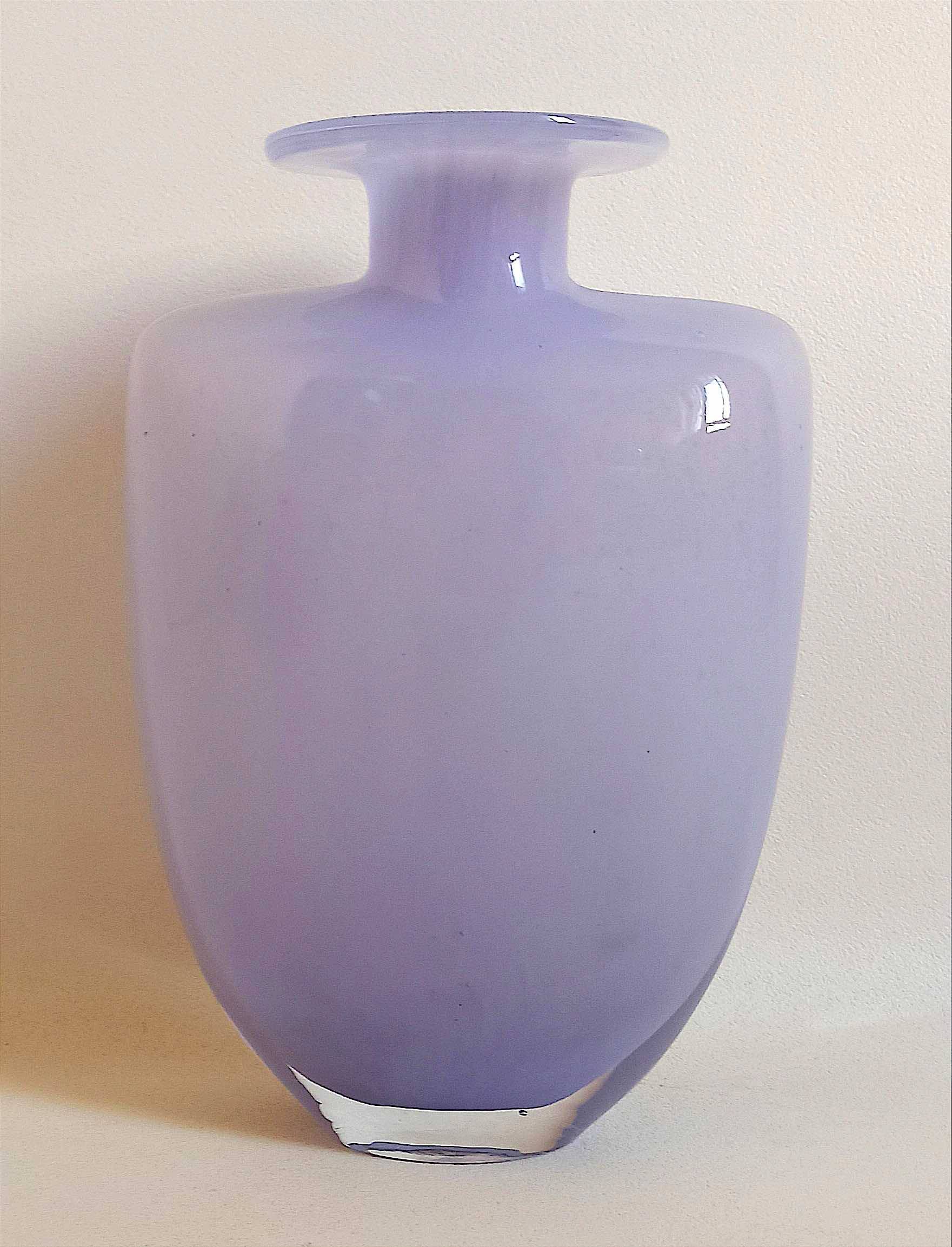 Vase Bleu lavande signé Kjell Engman Années 80 Hauteur 24,5 cm