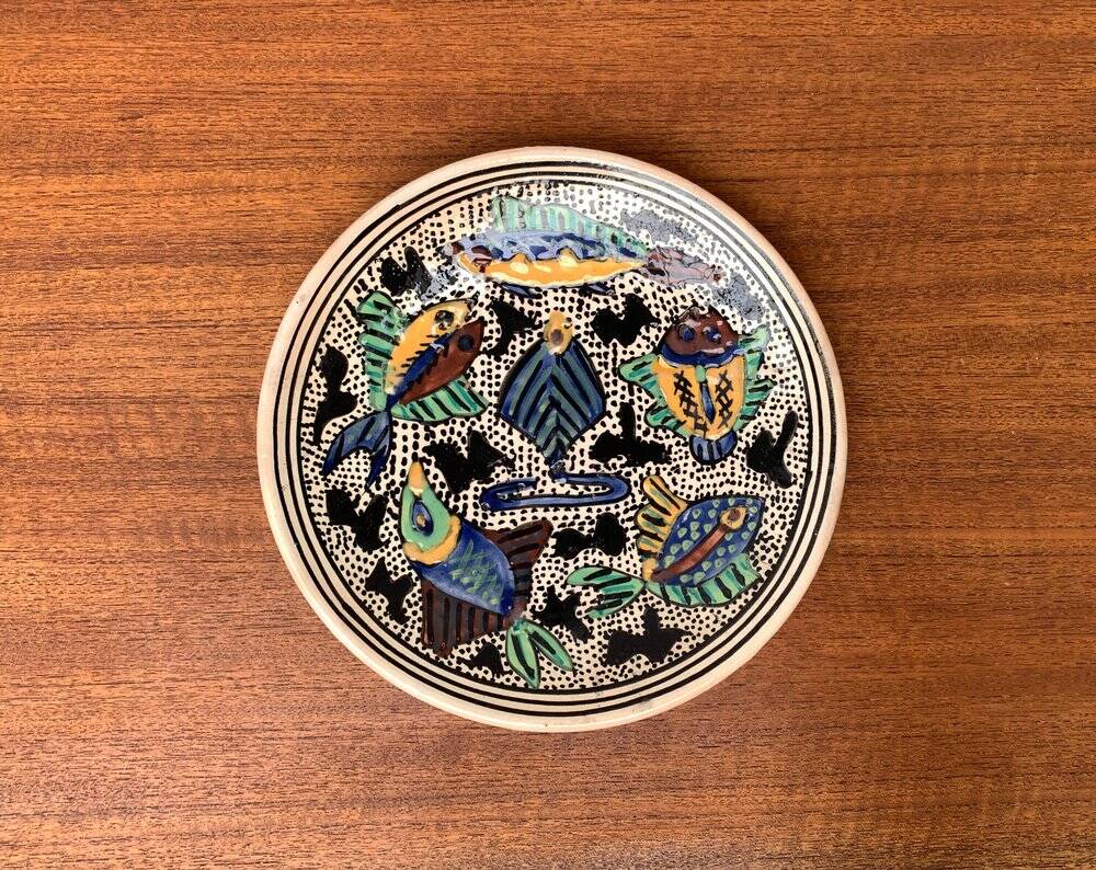 Vintage wall plate in hand-painted ceramic, 1970s.