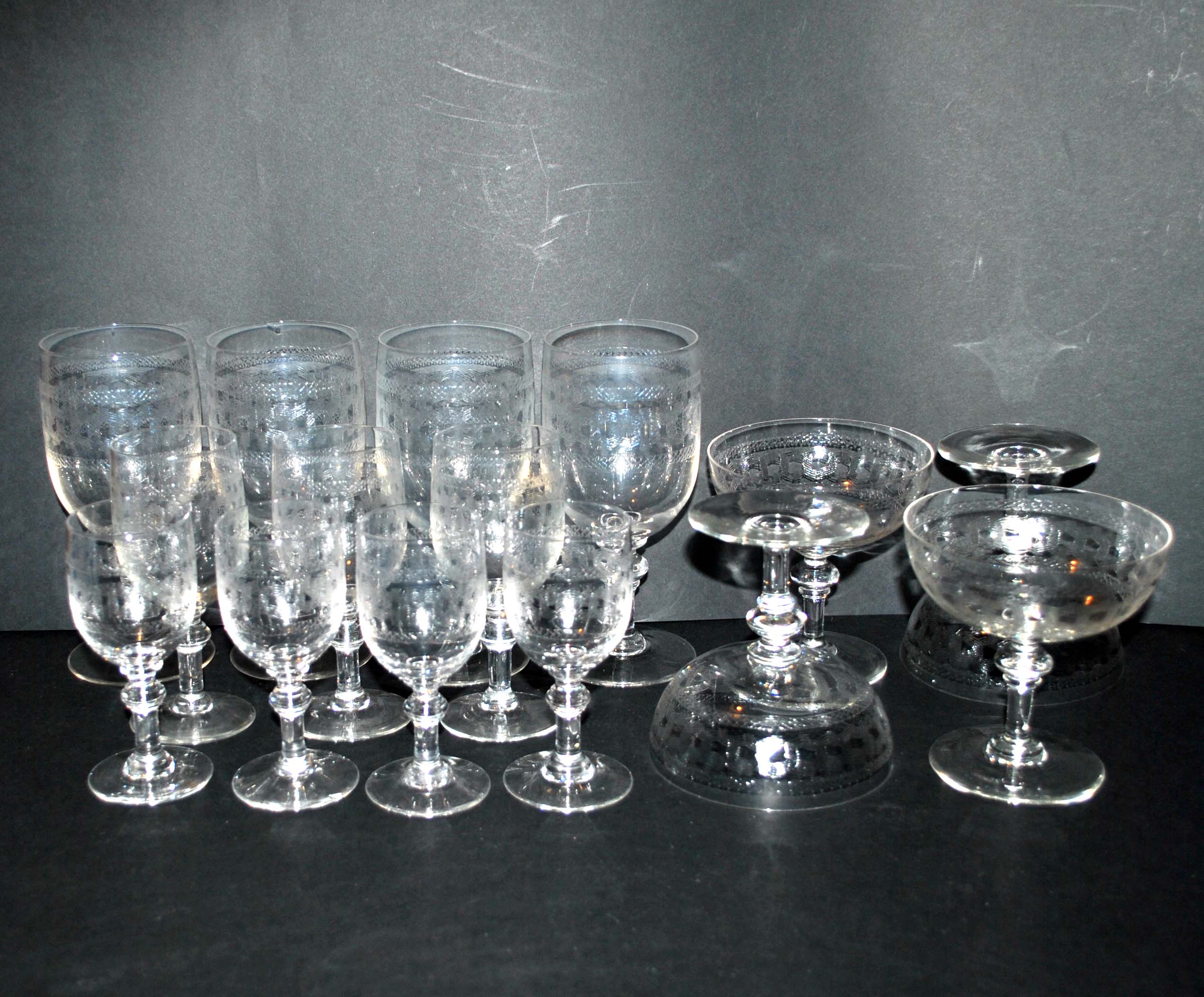 Set of 4 glasses with stem in acid-engraved crystal in pantogravure - guilloche volutes 11cm