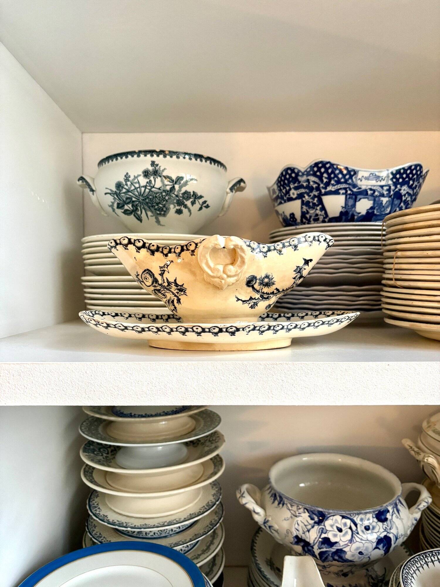 Gien ironware sauceboat, "Chardons" service