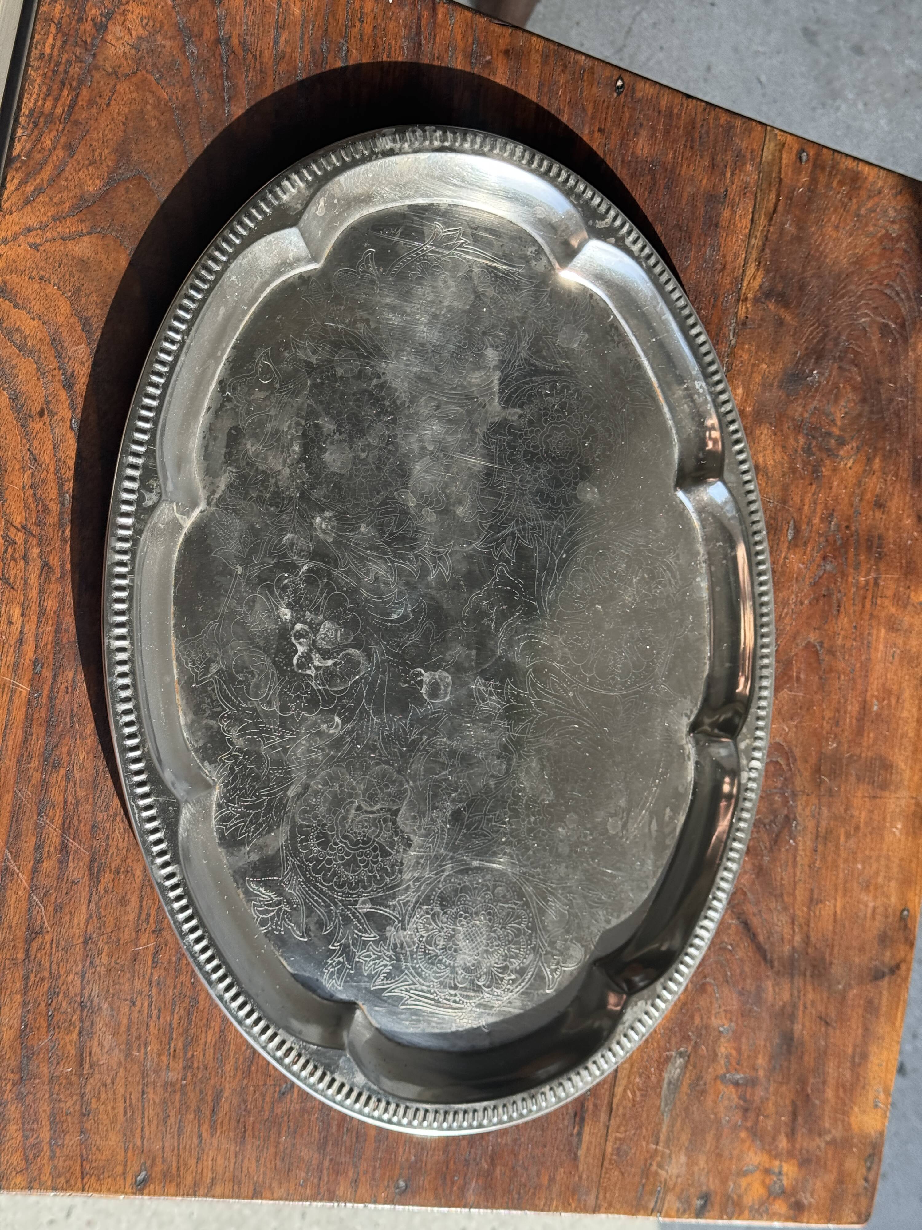 Large oval engraved platter in silver-plated metal 34x45.