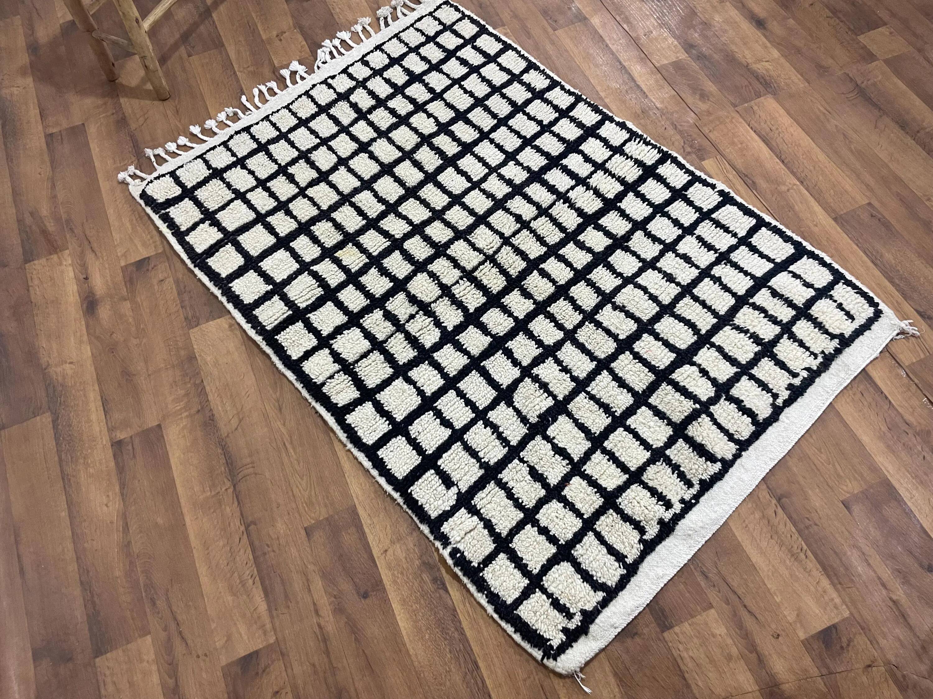 Moroccan rug made of natural wool, handmade, 3x2 m.