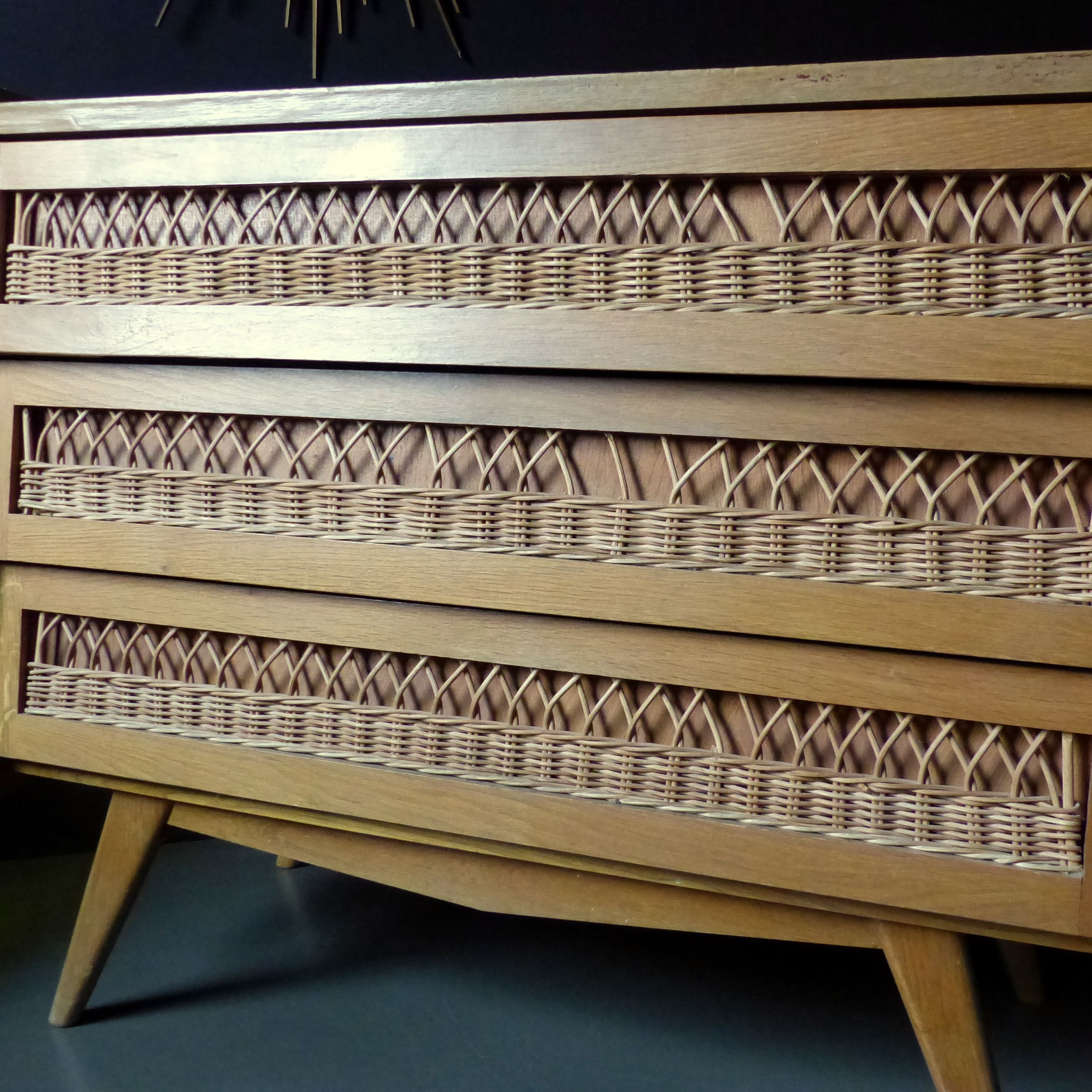 Commode vintage en bois et croisillons en rotin