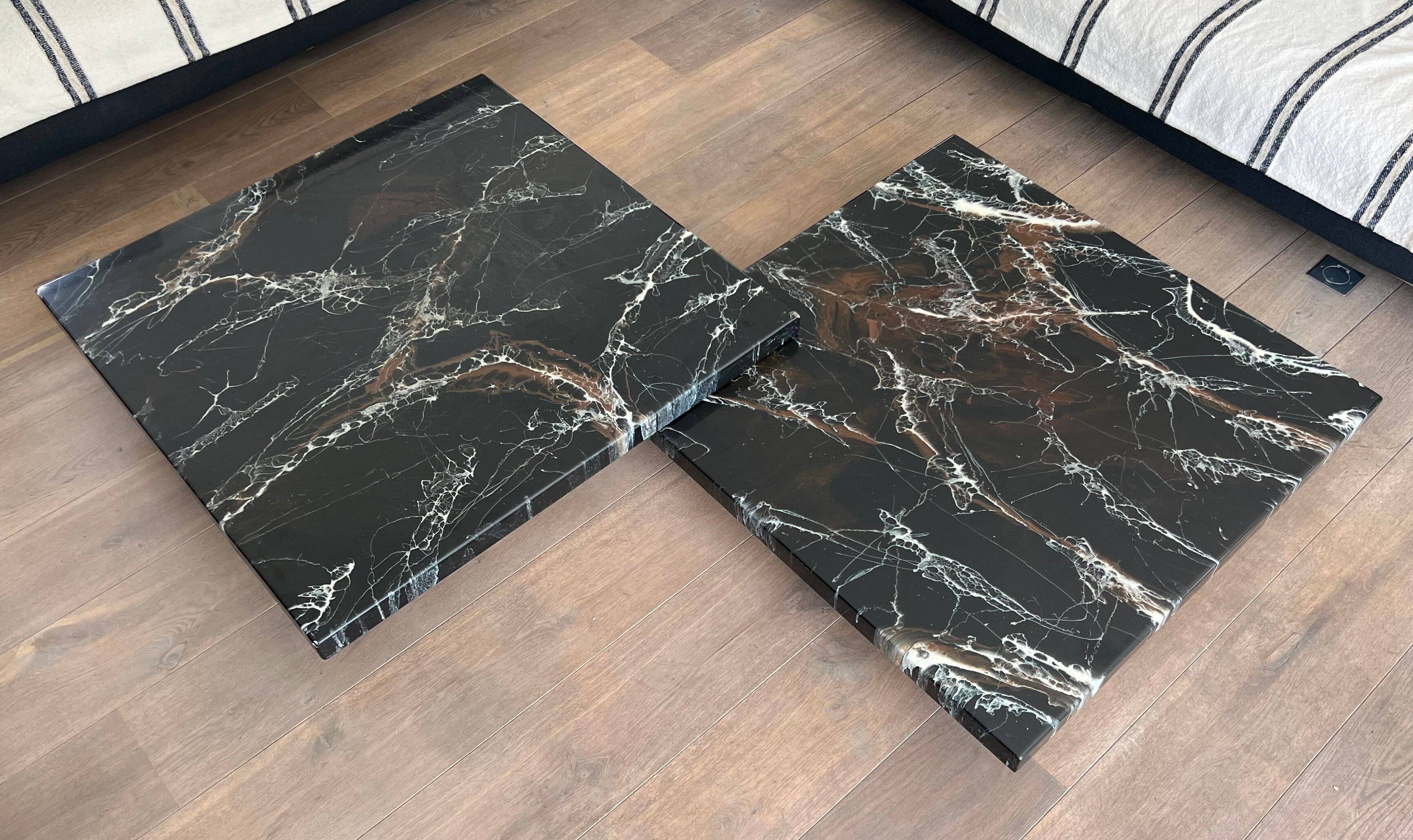 Table basse composée de deux tables design en faux marbre reposant sur piètements chromés de Willy Rizzo