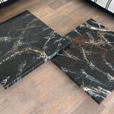 Table basse composée de deux tables design en faux marbre reposant sur piètements chromés de Willy Rizzo