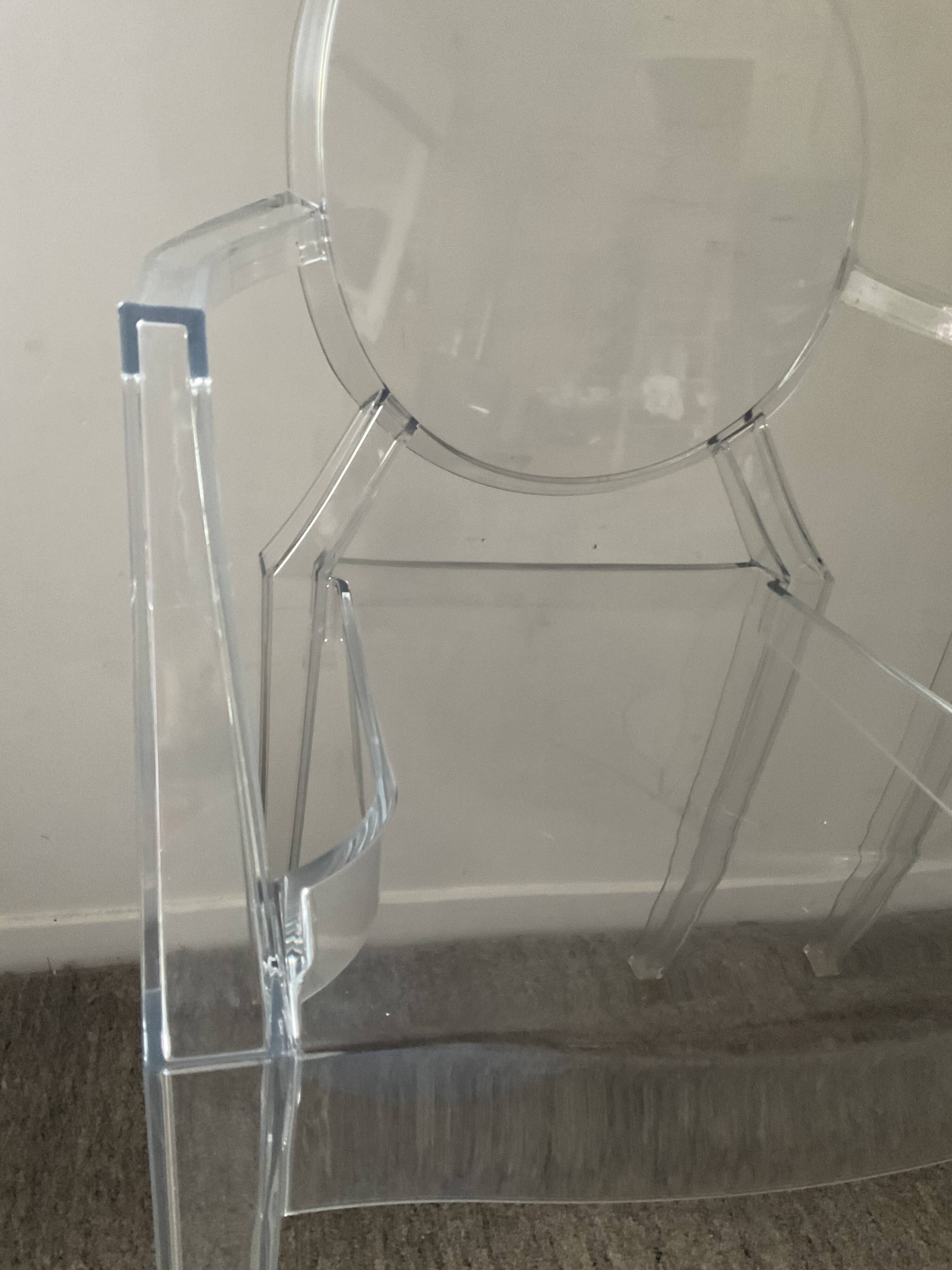 Ensemble Philippe Starck Kartell table à manger Top Top et 2 fauteuils Louis Ghost