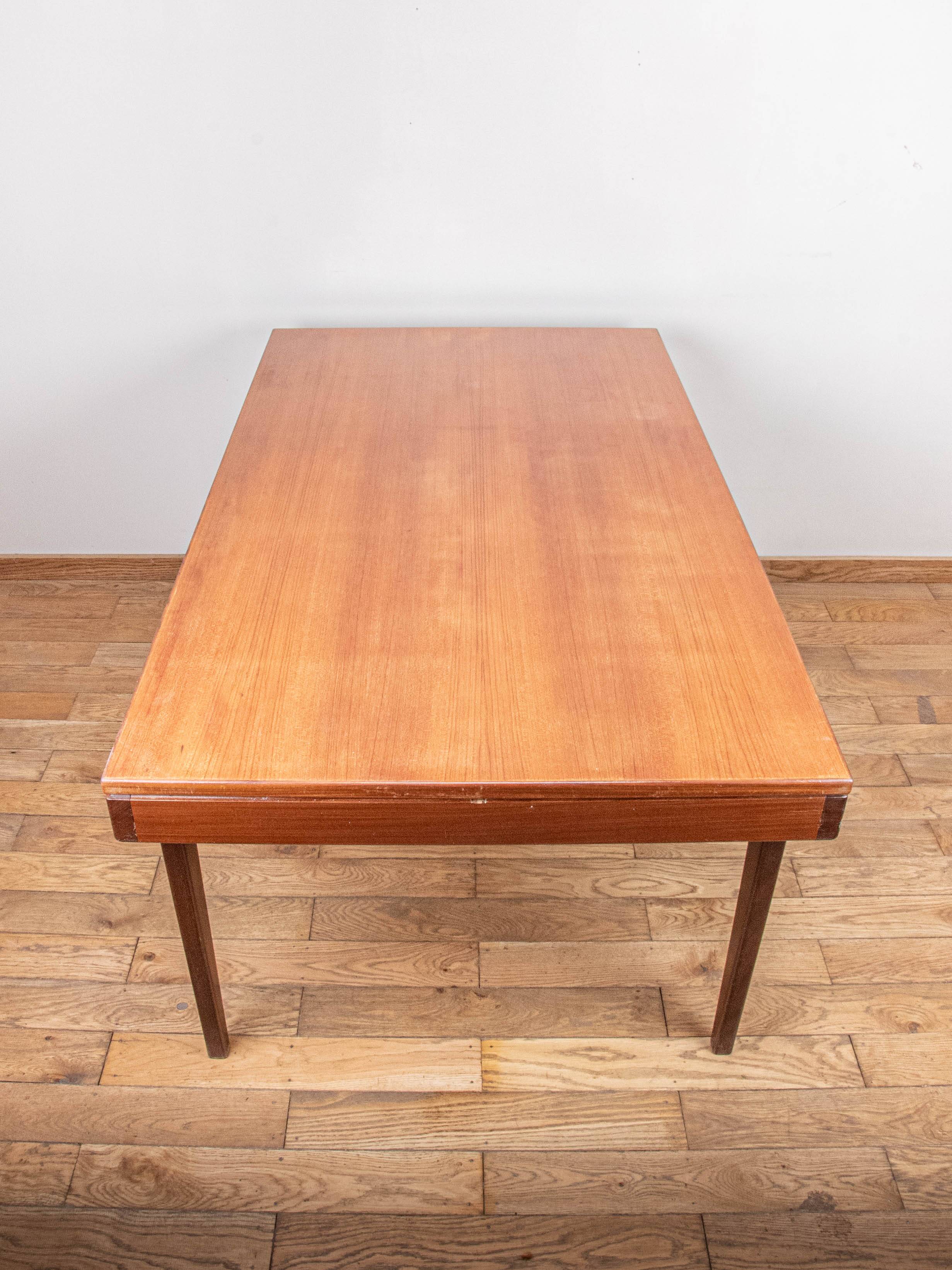 Scandinavian extendable table